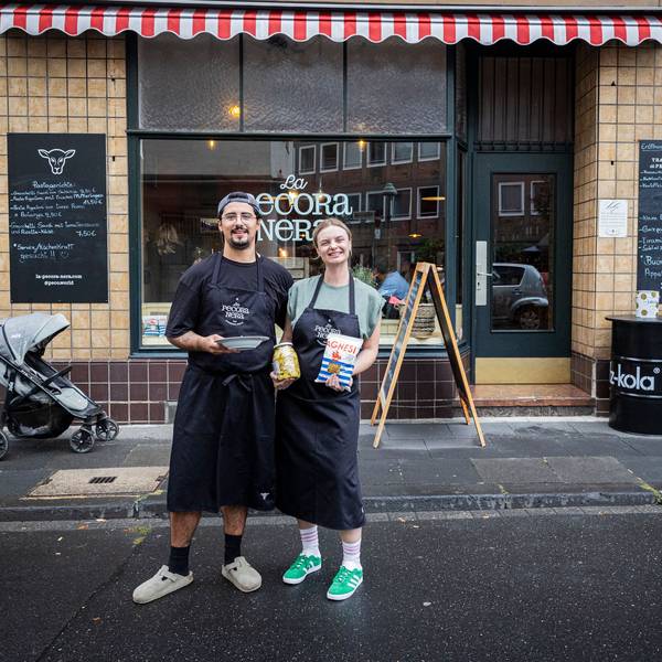 Simone Lilliu (l.) und Roxanna Kutschke vor ihrer Trattoria.