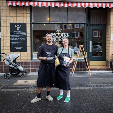 Simone Lilliu (l.) und Roxanna Kutschke vor ihrer Trattoria.