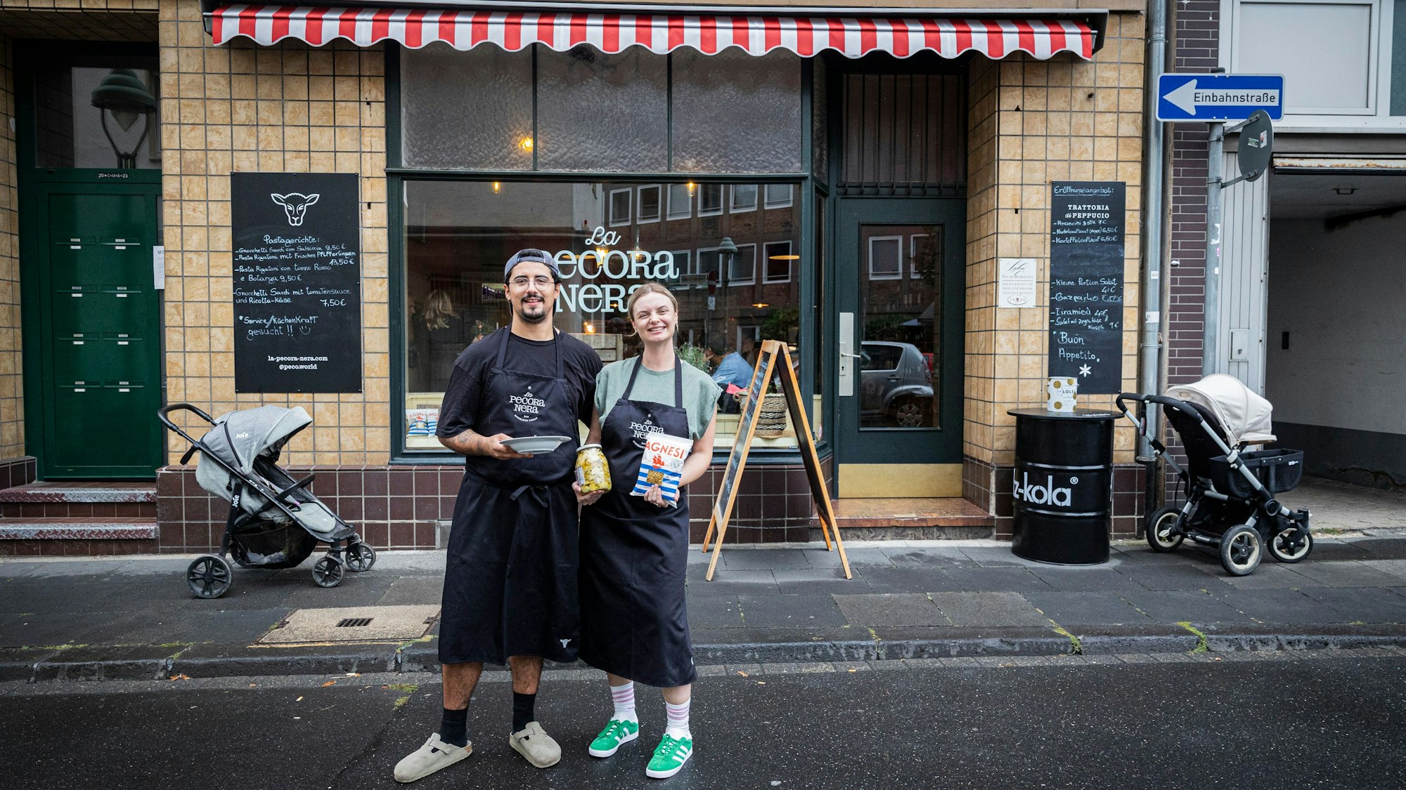 Simone Lilliu (l.) und Roxanna Kutschke vor ihrer Trattoria.