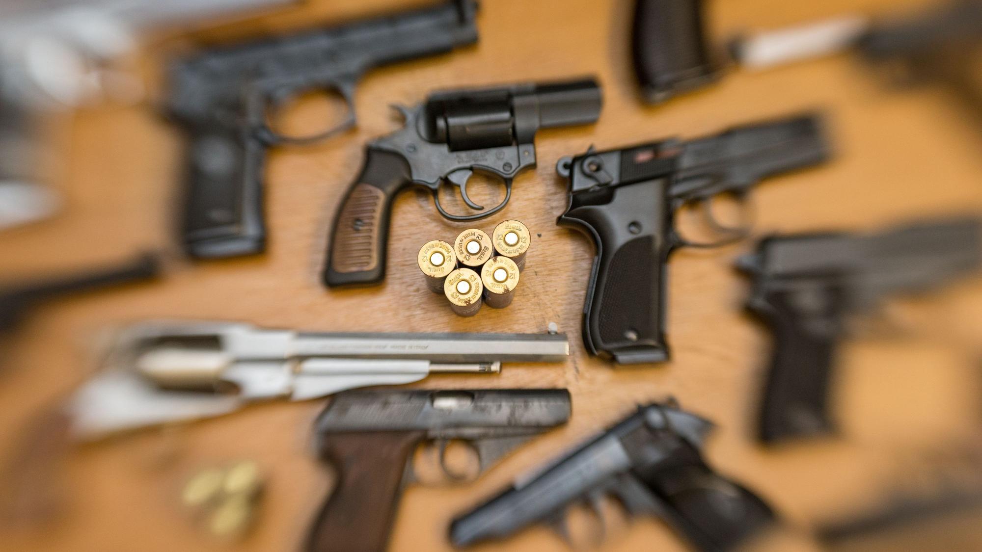 Pistolen und Revolver und Munition liegen auf einem Tisch in einer gesicherten Asservatenkammer. (zu dpa: «Landeskriminalamt in Mecklenburg-Vorpommern lagert Tausende Waffen») +++ dpa-Bildfunk +++