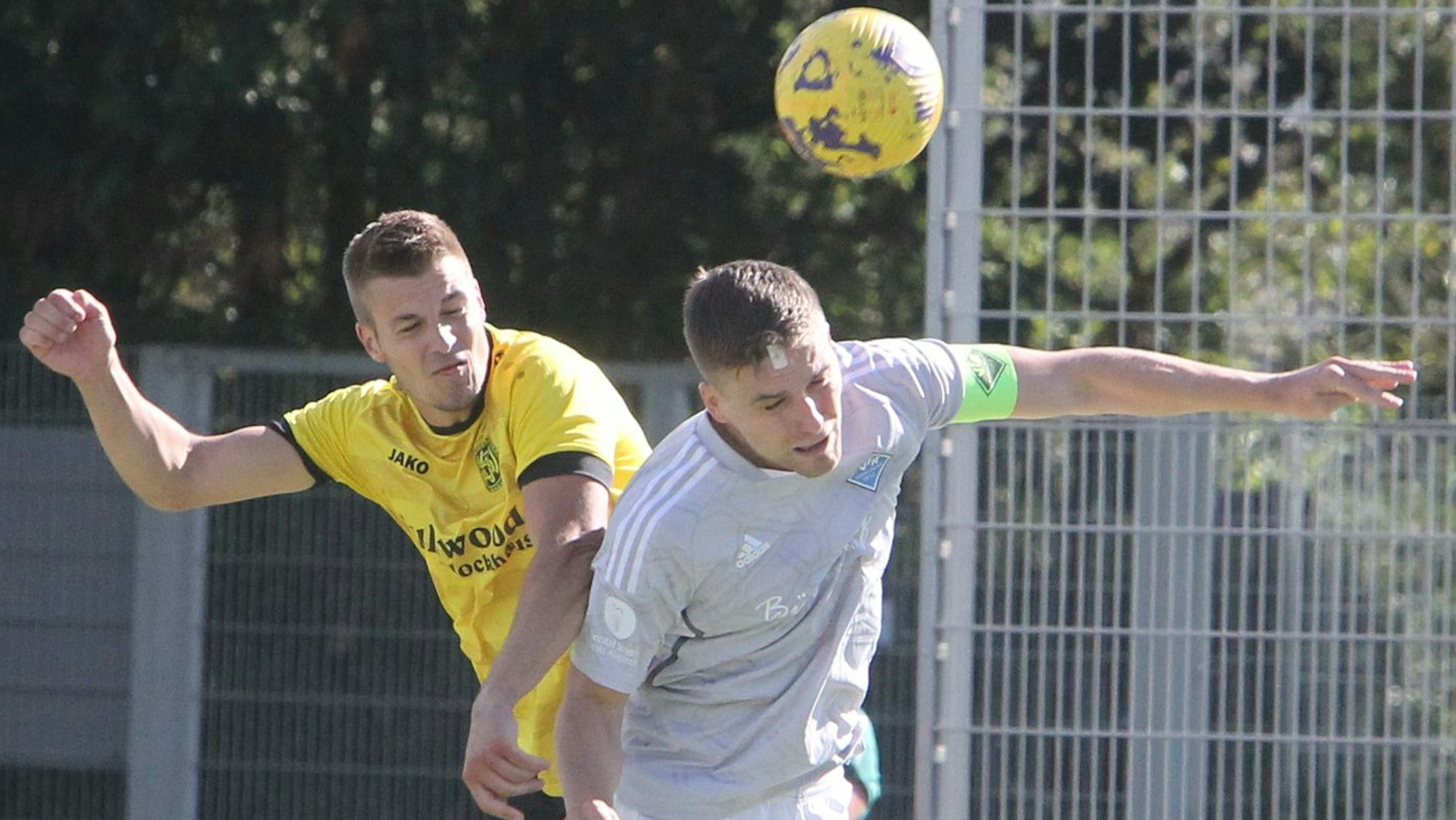 Wahlscheids Max Klink (links) im Duell mit dem Hangelarer Justus Heinen.