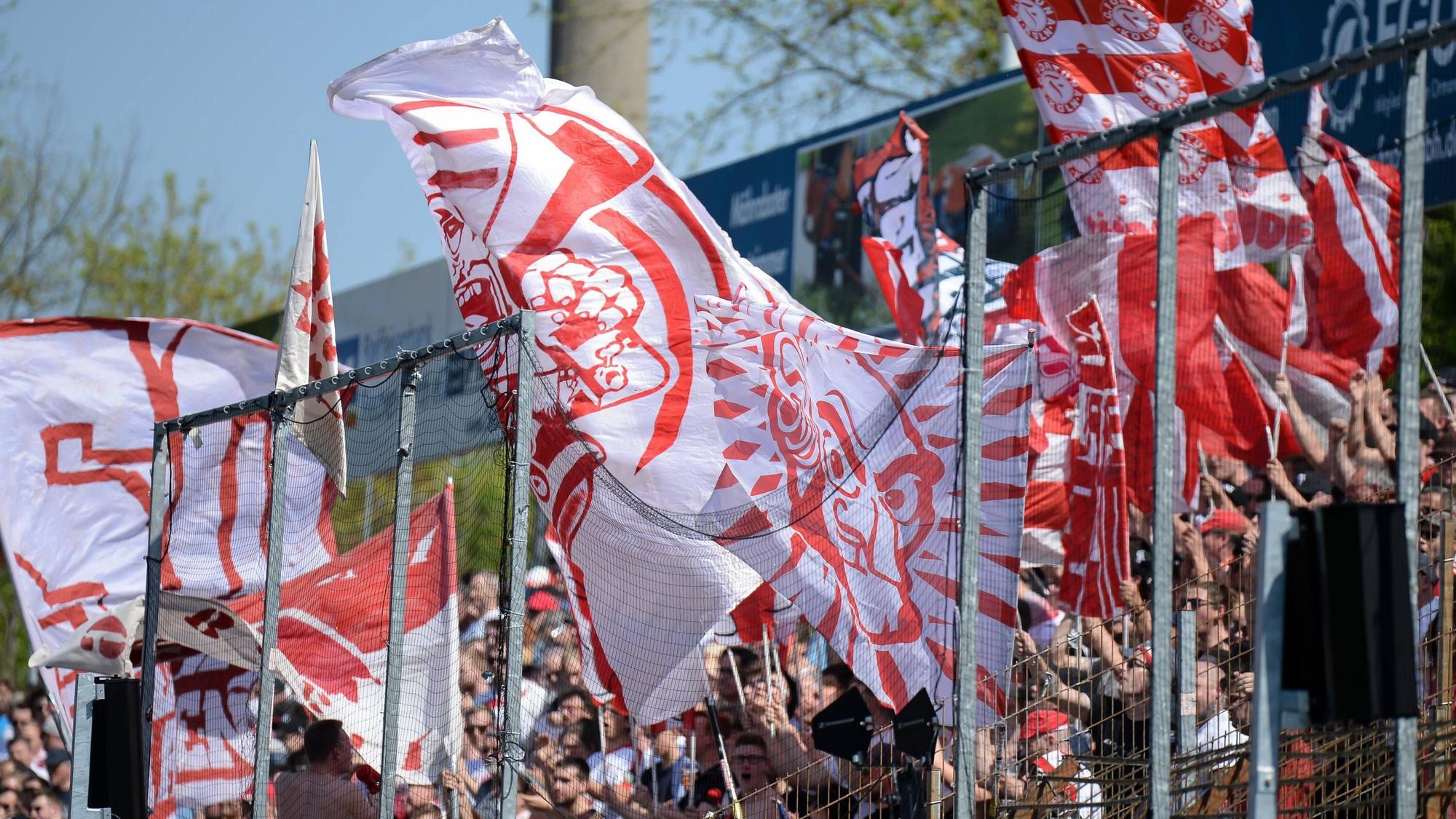 Fans von Fortuna Köln schwenken Fahnen, Fans, Publikum, Zuschauer, Stimmung, Atmosphäre, Stadion, Fussball, 3. Liga, SC Fortuna Köln - SpVgg Unterhaching , DFB REGULATIONS PROHIBIT ANY USE OF PHOTOGRAPHS AS IMAGE SEQUENCES AND/OR QUASI-VIDEO. *** Fans of Fortuna Cologne waving flags fans audience spectators mood atmosphere stadium football 3 league SC Fortuna Cologne SpVgg Unterhaching DFB REGULATIONS PROHIBIT ANY USE OF PHOTOGRAPHS AS IMAGE SEQUENCES AND OR QUASI VIDEO xslx