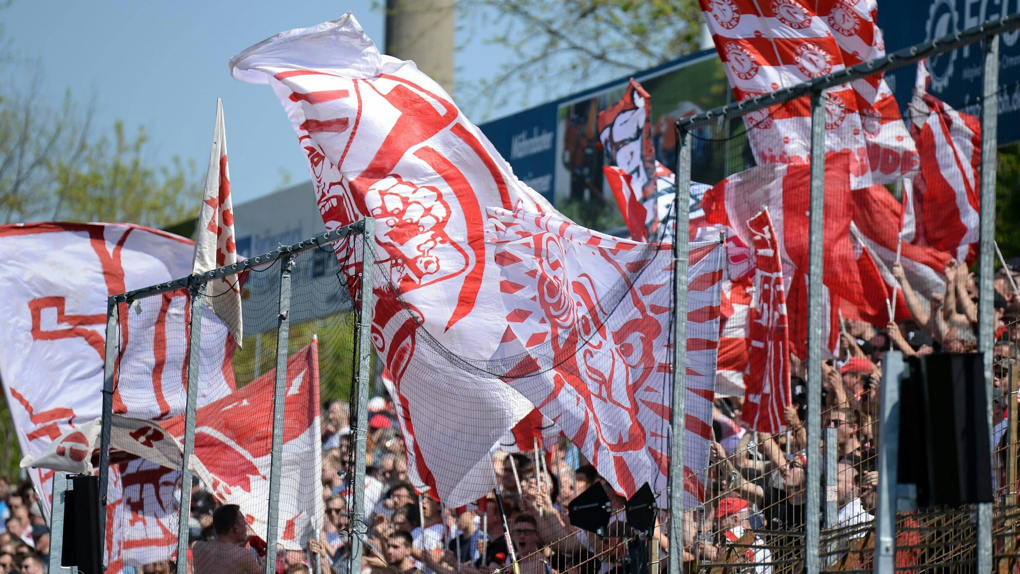 Fans von Fortuna Köln schwenken Fahnen, Fans, Publikum, Zuschauer, Stimmung, Atmosphäre, Stadion, Fussball, 3. Liga, SC Fortuna Köln - SpVgg Unterhaching , DFB REGULATIONS PROHIBIT ANY USE OF PHOTOGRAPHS AS IMAGE SEQUENCES AND/OR QUASI-VIDEO. *** Fans of Fortuna Cologne waving flags fans audience spectators mood atmosphere stadium football 3 league SC Fortuna Cologne SpVgg Unterhaching DFB REGULATIONS PROHIBIT ANY USE OF PHOTOGRAPHS AS IMAGE SEQUENCES AND OR QUASI VIDEO xslx