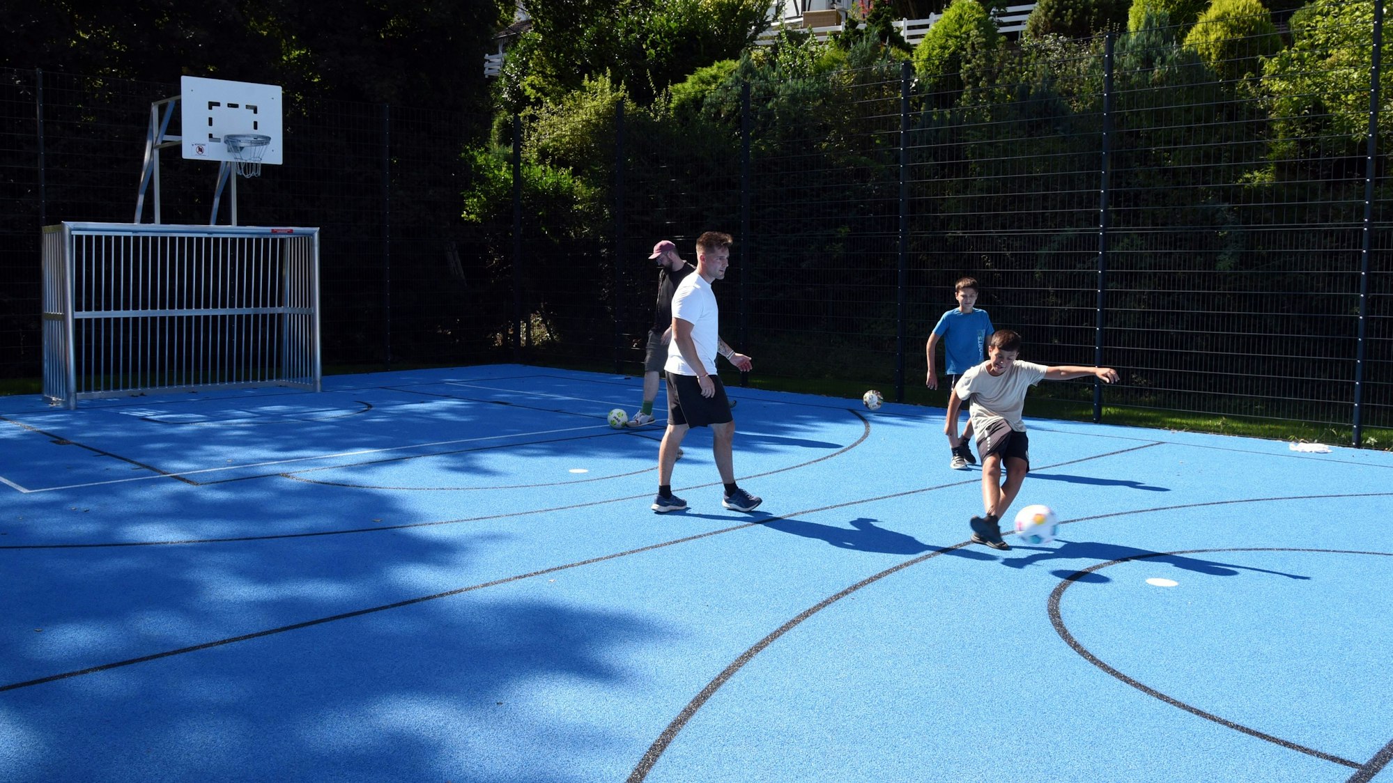 Ein eingezäuntes Kleinspielfeld mit coolem blauen Boden gehört nun auch zum neuen Talpark von Bergneustadt.