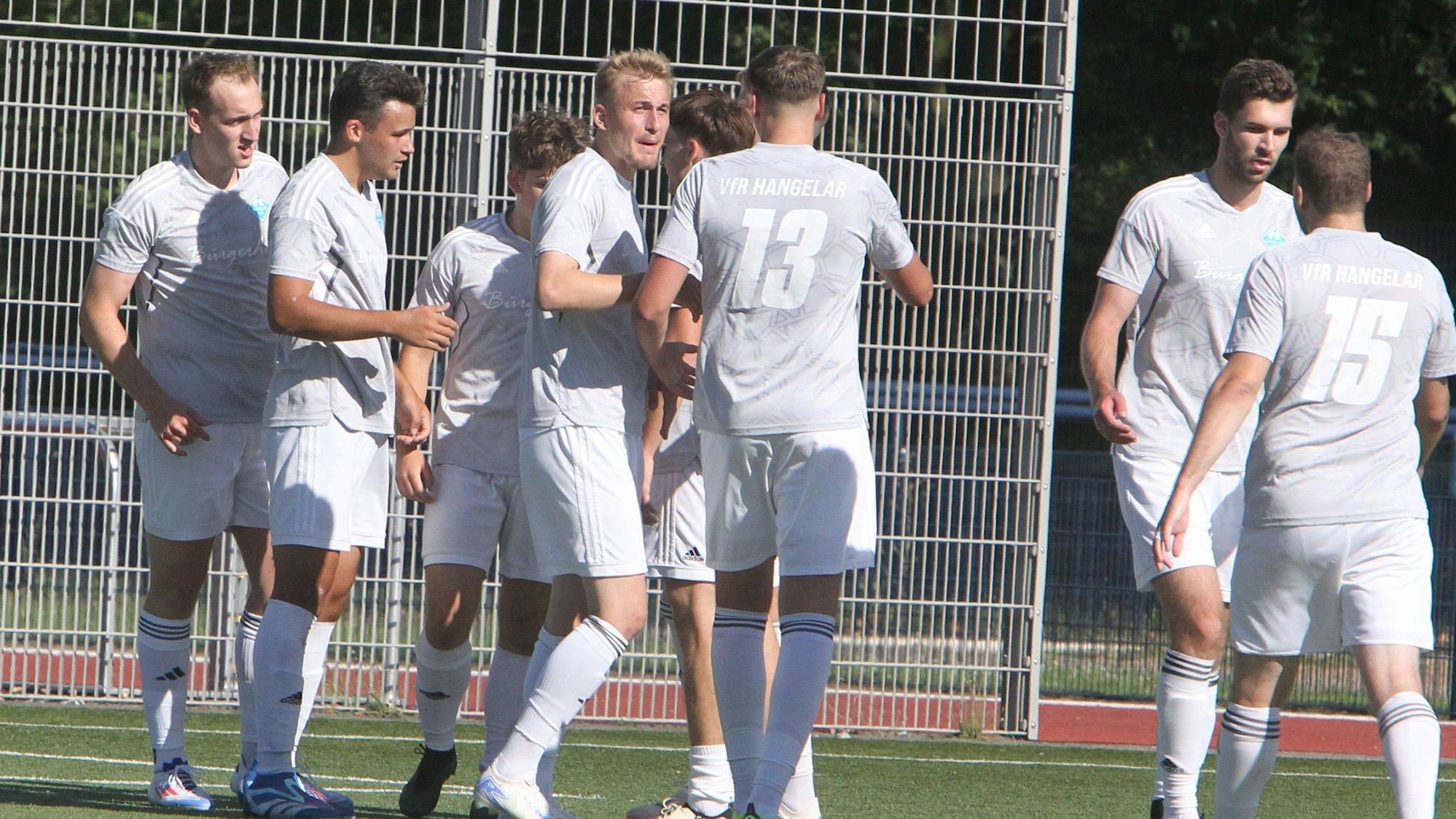 Hangelar hat soeben zum 2:0 getroffen.Torschütze war Lars Radzey (links).