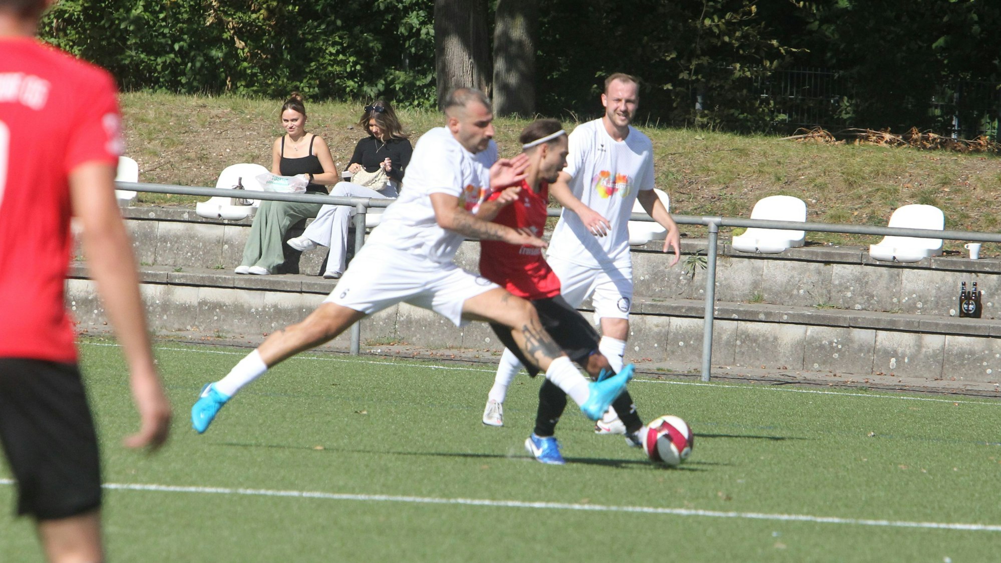 Niederkassels Vasilios Kalouris (links) im Zweikampf gegen Adriano Giarrizzo.