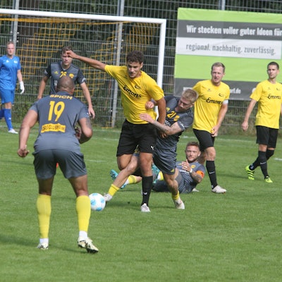 Spichs Justin Strahler (rechts) beißt sich an seinem DJK-Gegenspieler fest.