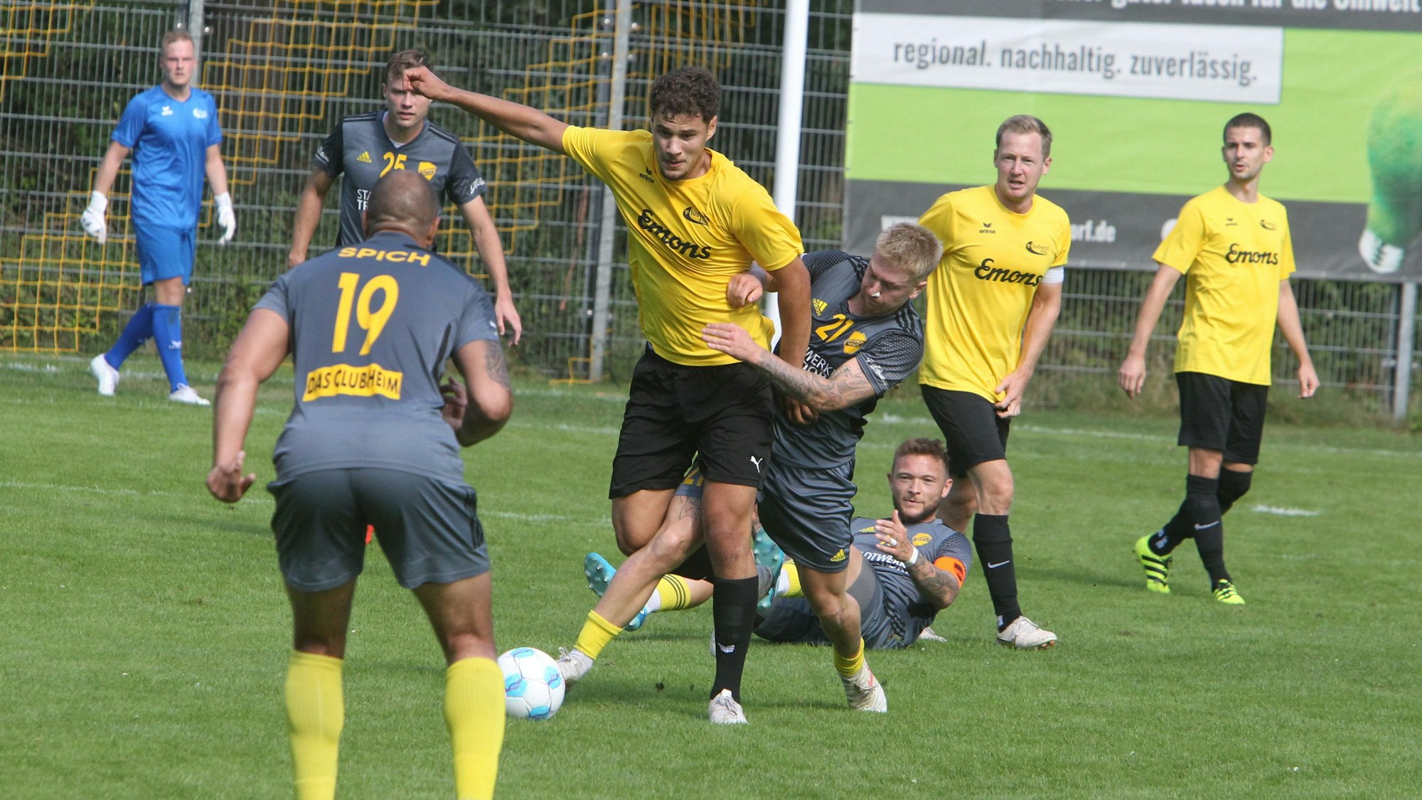 Spichs Justin Strahler (rechts) beißt sich an seinem DJK-Gegenspieler fest.