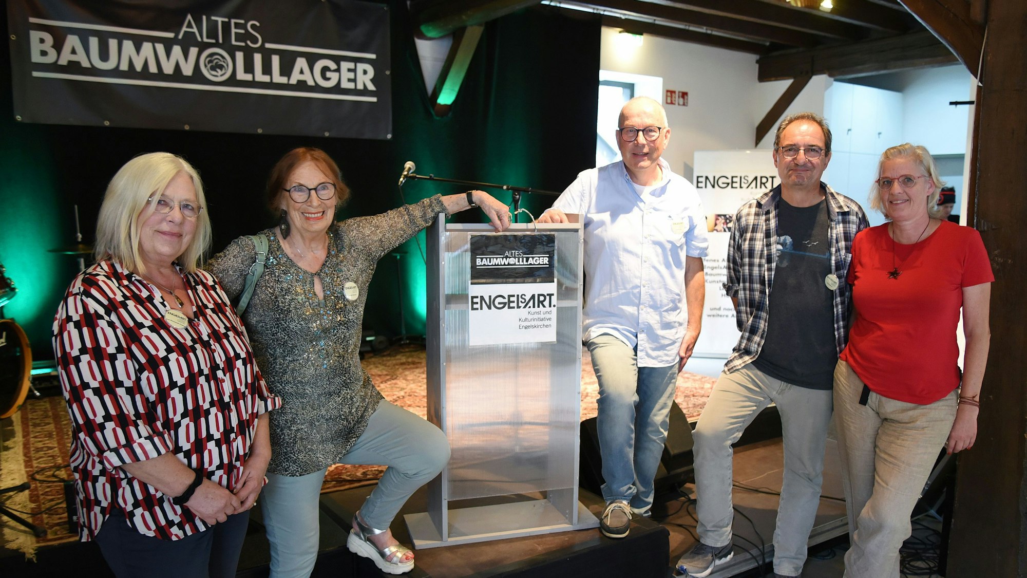 25 Jahre Engelsart und damit 25 Jahre ehrenamtliches Arbeiten in der Kunstszene Engelskirchens, darauf blickt der Vorstand zurück, das sind (von links): Irmi Nieswandt-Cremer und Renate Seinsch sowie Achim Lahr und Georg Bauer sowie Ulrike Hollmann.