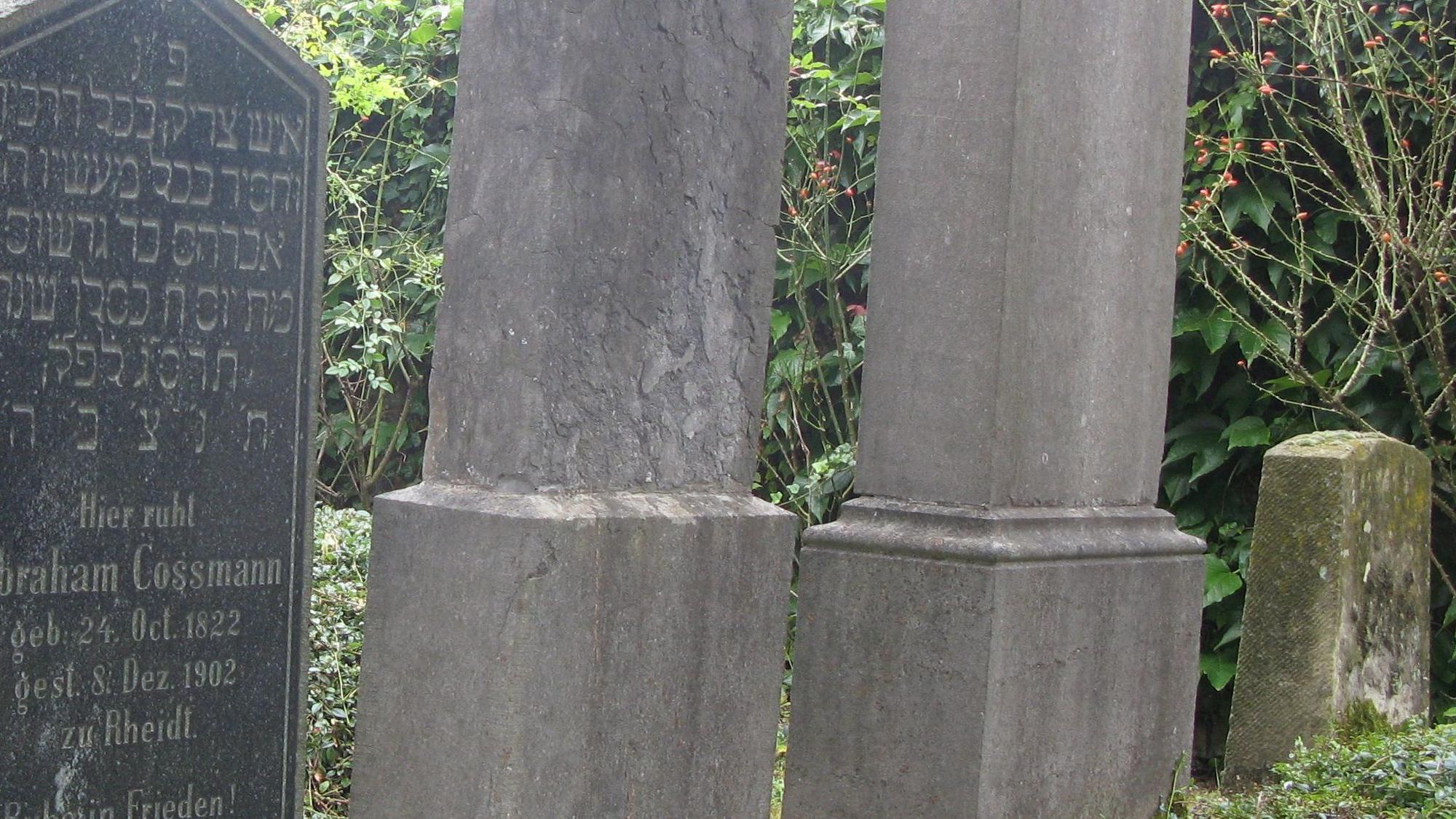 Das Bild zeigt vier Grabsteine auf dem jüdischen Friedhof, einer mit der Gravur nach vorn. Er steht falsch herum.