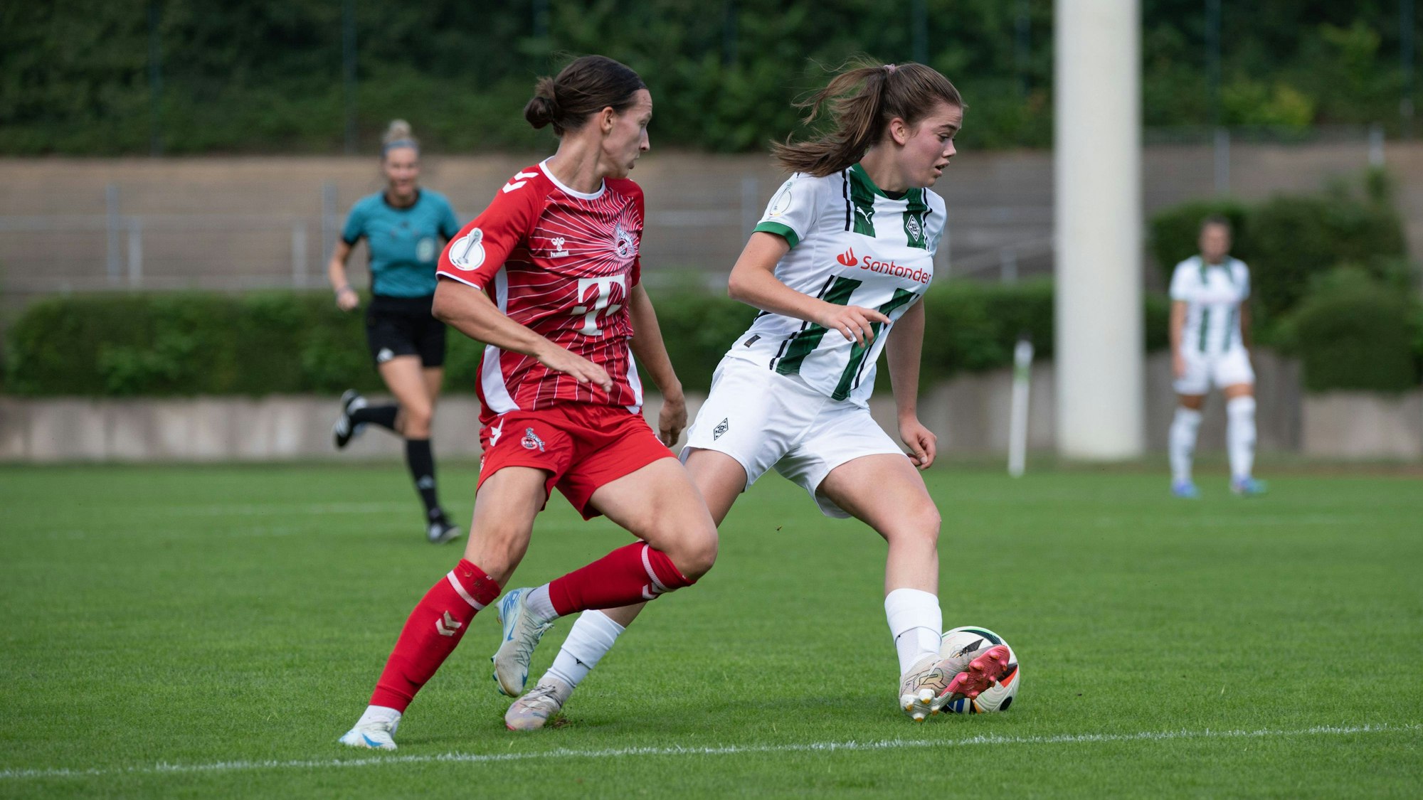 Sara Agrez 4 Koeln and Kiki Scholten 20 Moenchengladbach battle for the ball during the DFB-Pokal game between Borussia Moenchengladbach and 1. FC Koeln at the Grenzlandstadion in Moenchengladbach, Germany Martin Pitsch/SPP PUBLICATIONxNOTxINxBRAxMEX Copyright: xMartinxPitsch/SPPx spp-en-MaPi-20240908_NIKON Z 6_20240908_BMGvKOE_DSC5370