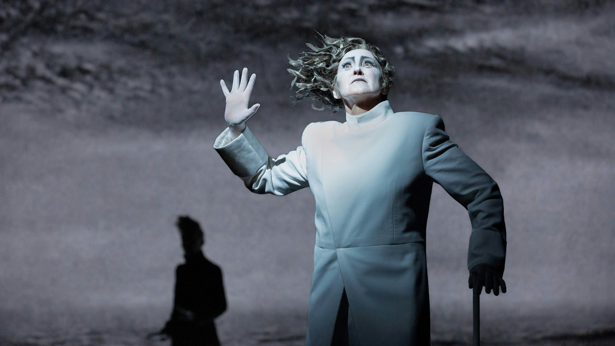 Moby Dick
von Herman Melville
Regie, Bühne, Licht: Robert Wilson — Songs und Lyrics: Anna Calvi
Regie, Bühne und Licht: Robert Wilson
Songs und Lyrics: Anna Calvi
Kostüm: Julia von Leliwa
Co-Regie: Ann-Christin Rommen
Co-Bühnenbild: Serge von Arx
Co-Lichtdesign: Marcello Lumaca
Video: Tomasz Jeziorski
Make-Up-Design: Manu Halligan
Music Supervisor und Arrangements: Chris Wheeler
Musikalische Leitung: Dom Bouffard
Orchester-Arrangements: Chris Wheeler
Sounddesign: Torben Kärst
Dramaturgie: Robert Koall
Dramaturgische Mitarbeit: Eli Troen
Auf dem Bild
Rosa Enskat
Foto: Lucie Jansch