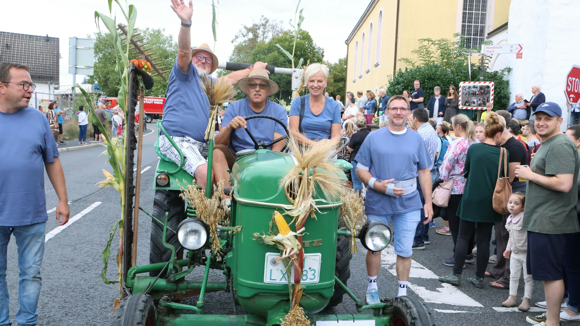 Bei einem Erntezug wie dem in Wiehl-Drabenderhöhe dürfen gestandene Kerle mit historischen Treckern und charmanter Gesellschaft natürlich nicht fehlen.