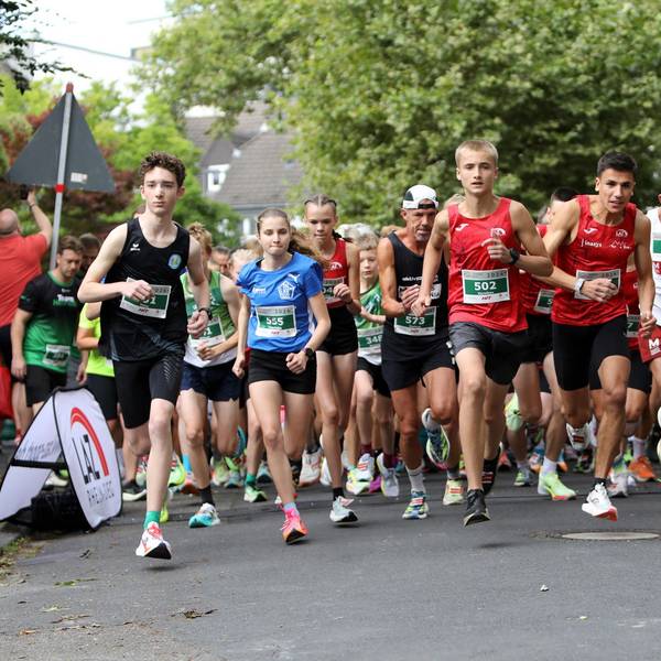 Läuferinnen und Läufer starten zu einem Straßenlauf.