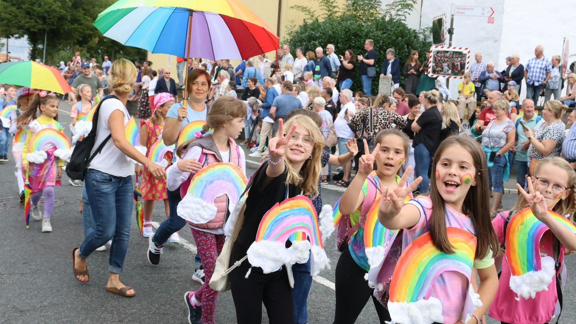 Die Jungen und Mädchen von der Gemeinschaftsschule in Drabenderhöhe widmeten sich farbenfroh den Kapriolen, die das Wetter in diesem Jahr (bisher) geschlagen hat.