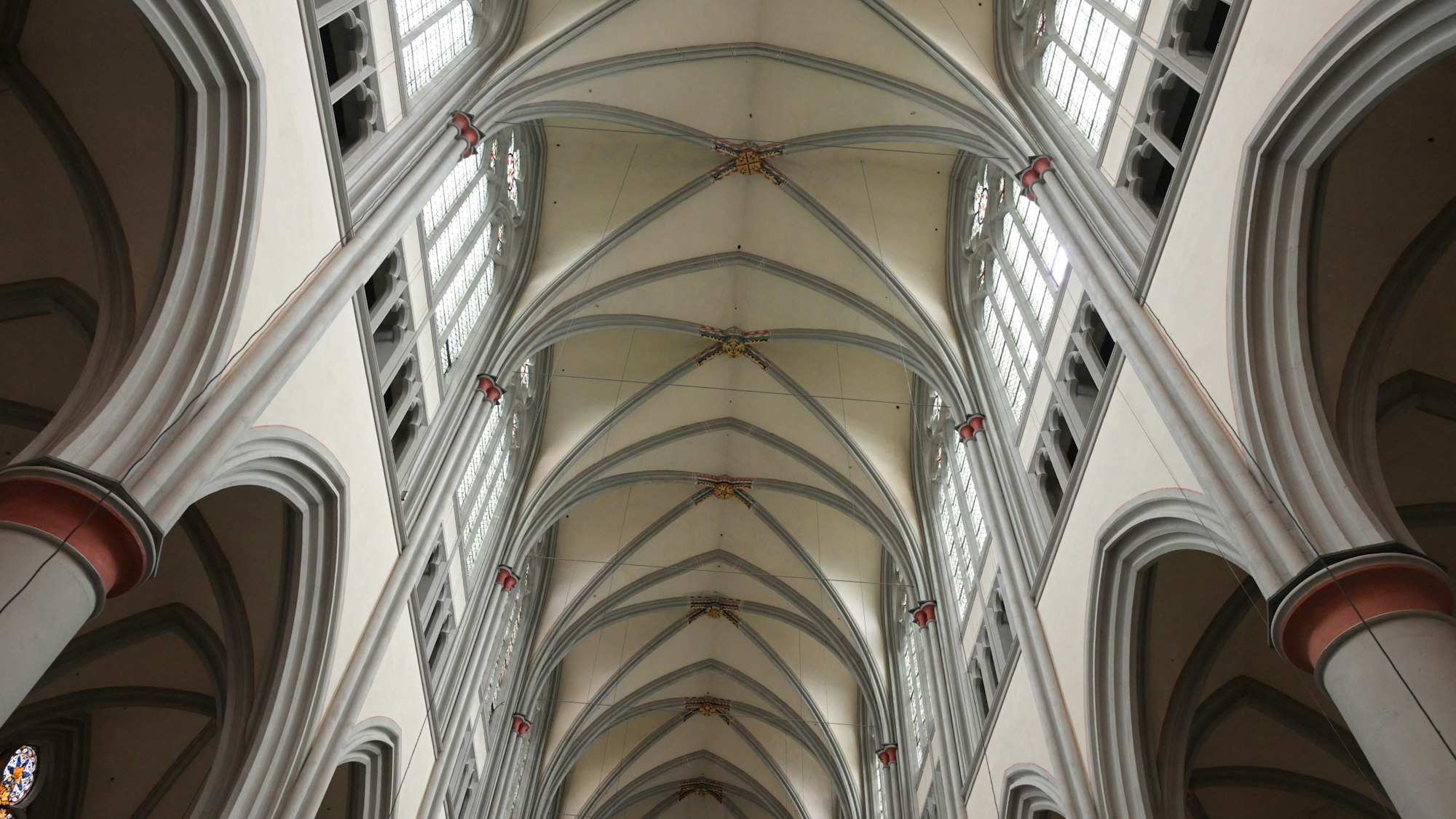 Säulen und das Deckengewölbe im Altenberger Dom. Reine Gotik.