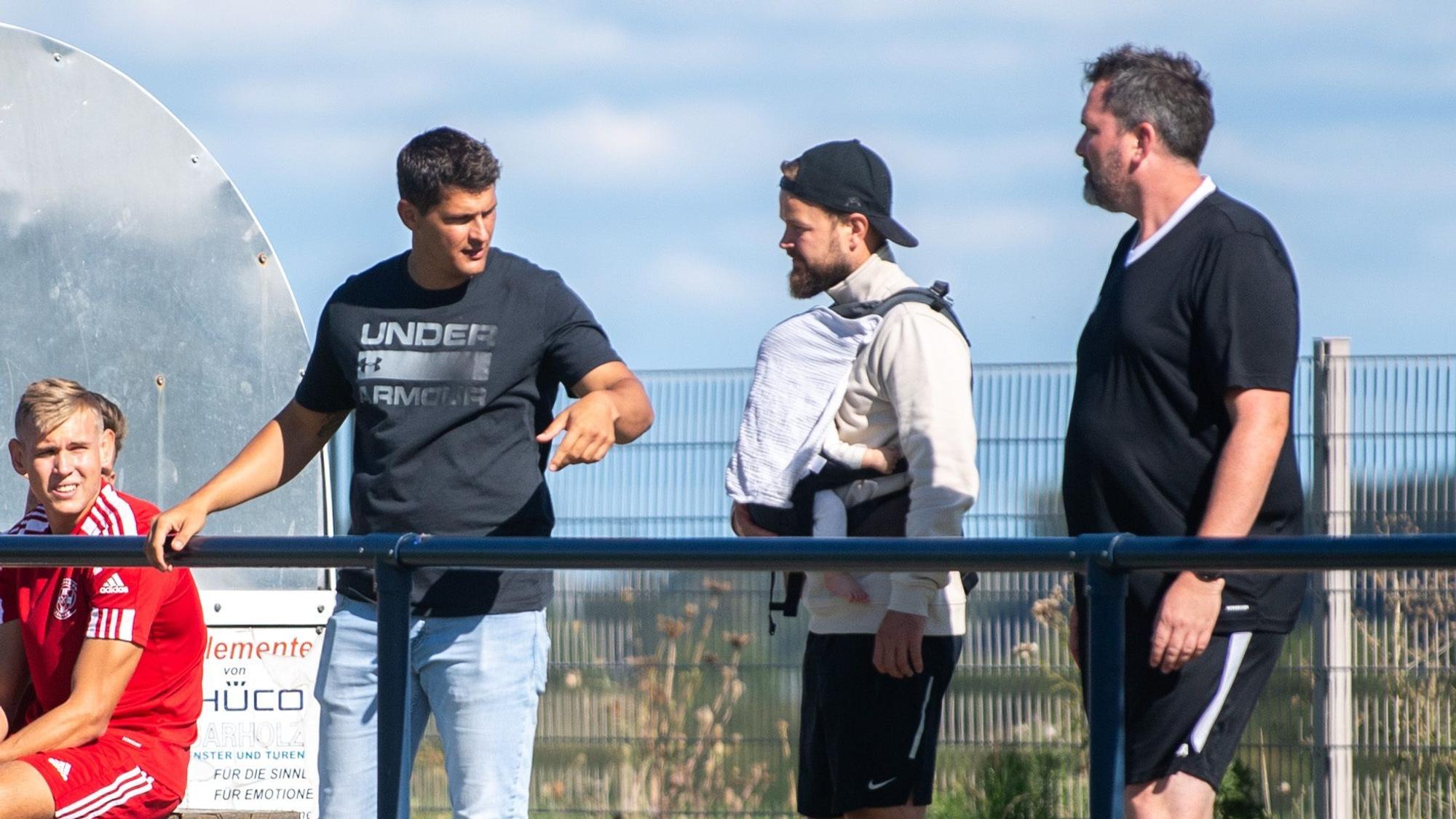Der Trainer im Gespräch mit weiteren Beobachtern.