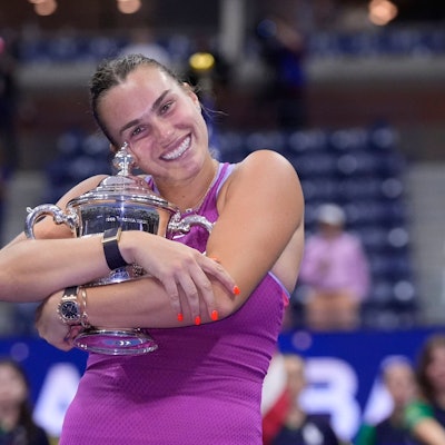 Aryna Sabalenka umarmt die Trophäe nach ihrem Sieg.