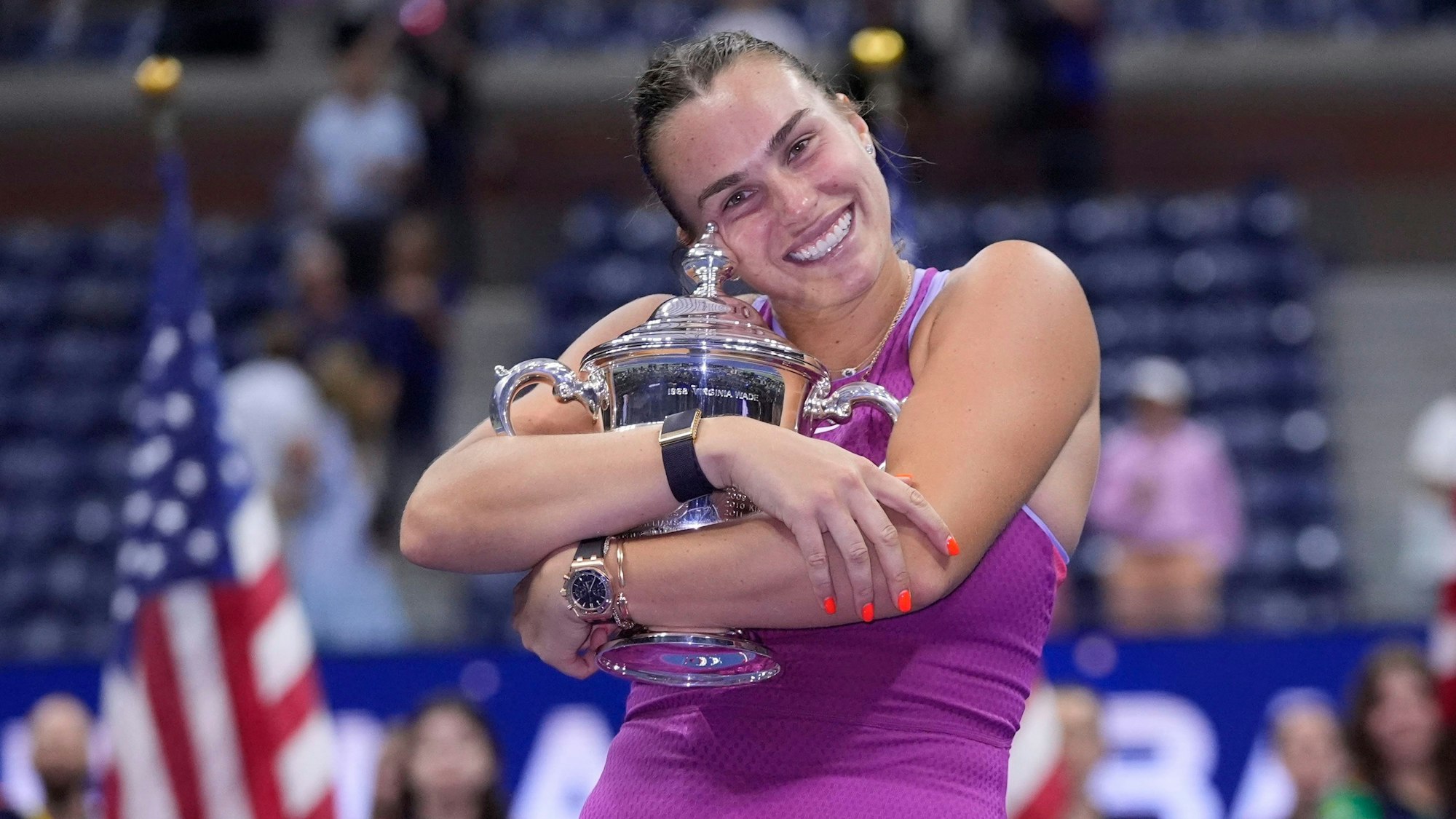 Aryna Sabalenka umarmt die Trophäe nach ihrem Sieg.