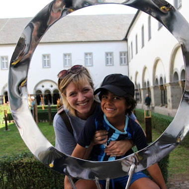 Bea und ihr Sohn Theo aus Kerpen-Horrem lieben Kunst, vor allem die Objekte von Wilfried Kleiber.