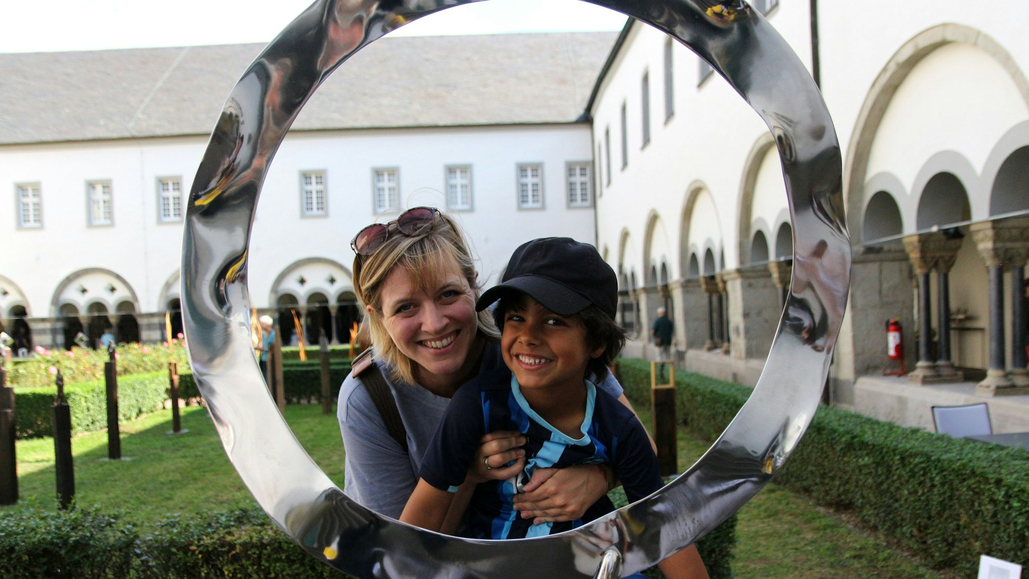 Bea und ihr Sohn Theo aus Kerpen-Horrem lieben Kunst, vor allem die Objekte von Wilfried Kleiber.