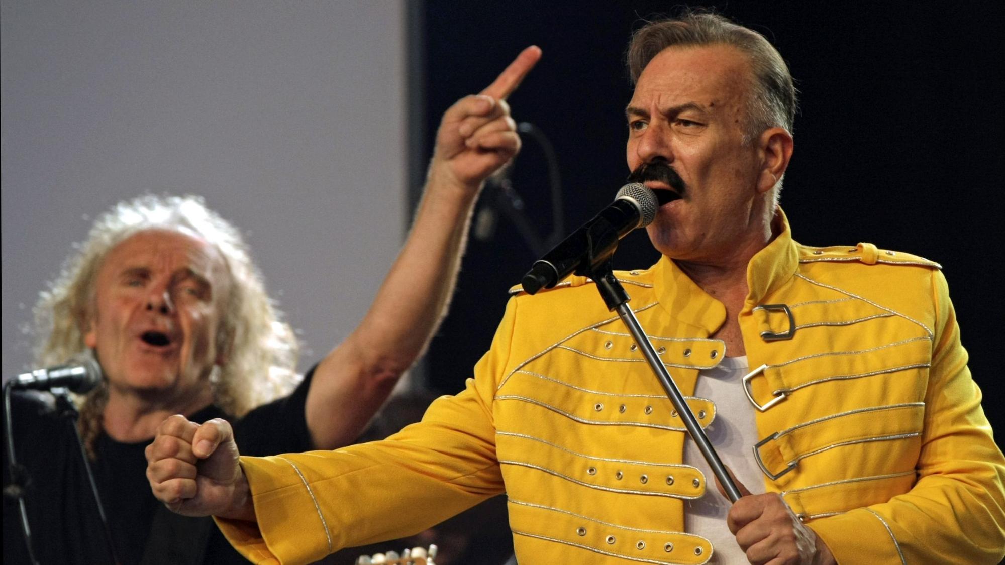 „Einfach Pressen!“: Ecki Pieper mit Ozhan Akhan als Freddy Mercury beim Konzert von Köbes Underground im Tanzbrunnen