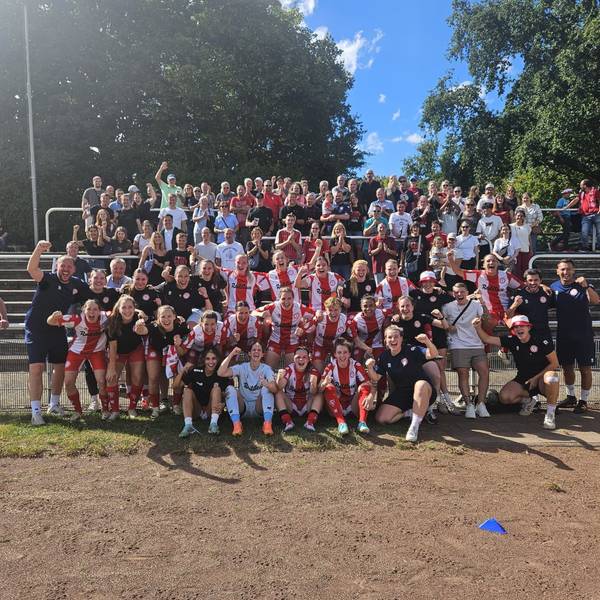 Spielerinnen, Trainer, Betreuer und Fans des SC Fortuna Köln feiern den Einzug ins Achtelfinale des DFB-Pokals.