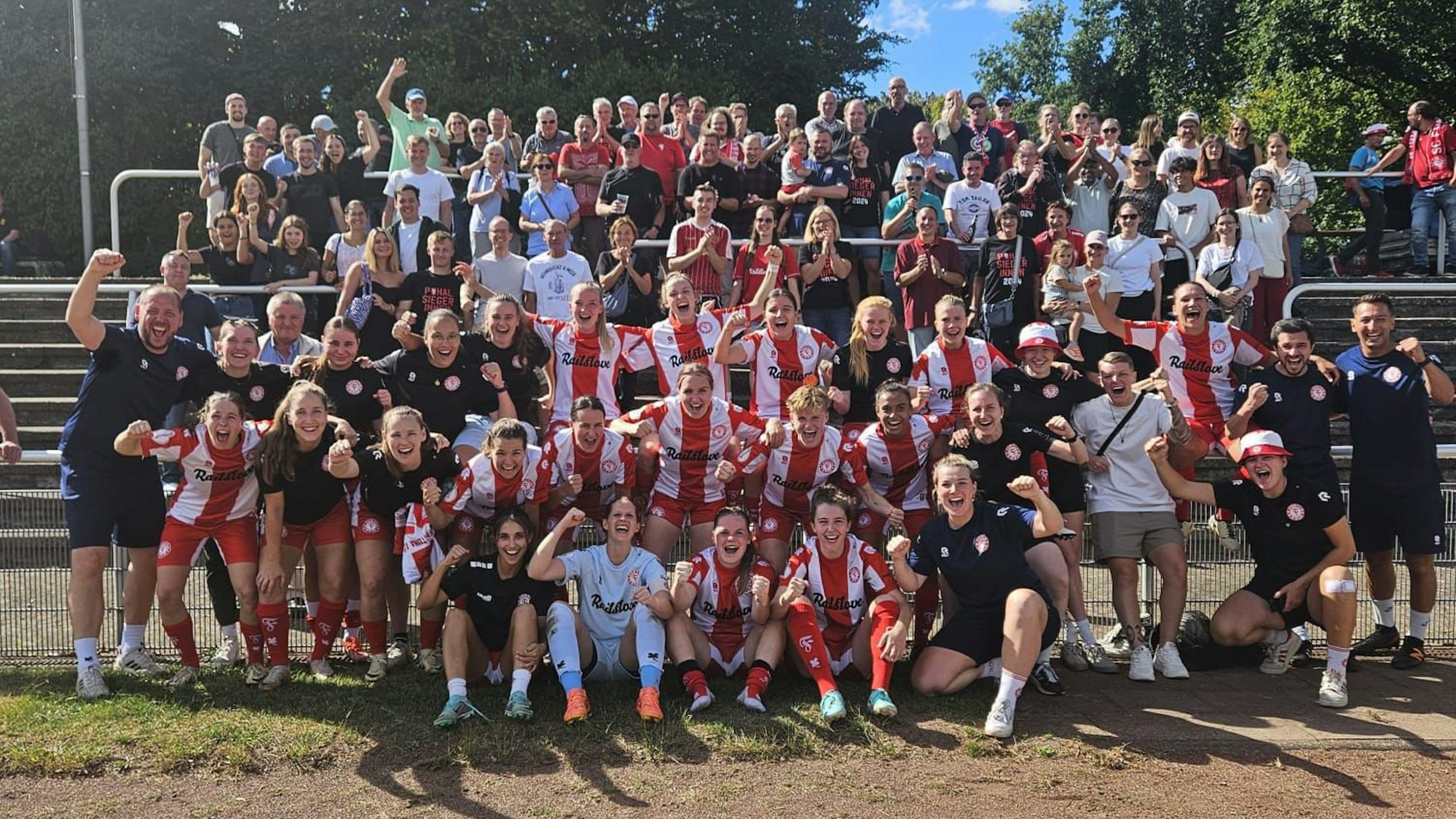 Spielerinnen, Trainer, Betreuer und Fans des SC Fortuna Köln feiern den Einzug ins Achtelfinale des DFB-Pokals.