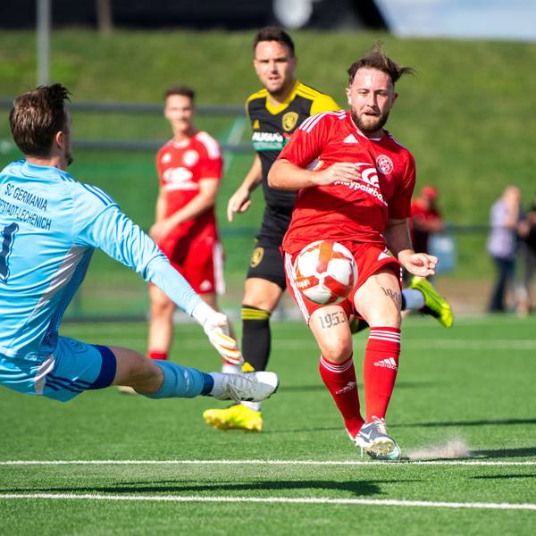 Niko Berekoven im Zweikampf mit einem Torwart.