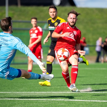 Niko Berekoven im Zweikampf mit einem Torwart.