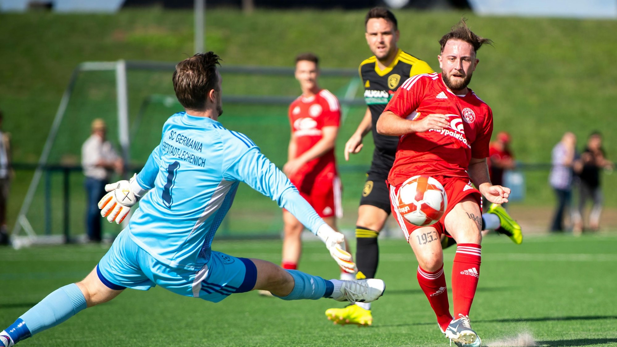 Niko Berekoven im Zweikampf mit einem Torwart.