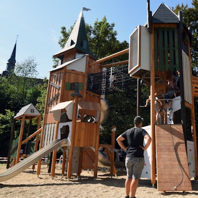 Eine riesige Kletterburg ist die Attraktion schlechthin im neugestalteten Talpark von Bergneustadt. 1,4 Millionen Euro sind dort investiert worden.