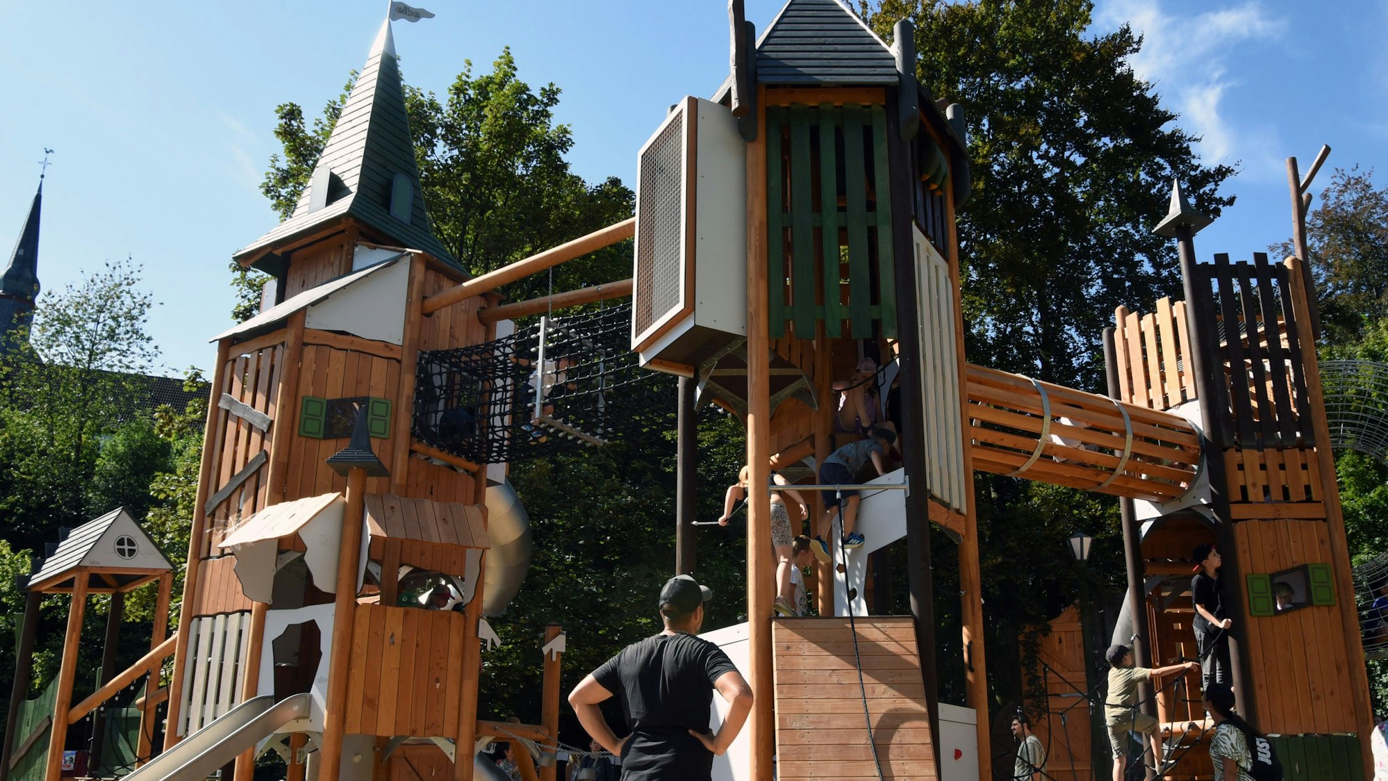 Eine riesige Kletterburg ist die Attraktion schlechthin im neugestalteten Talpark von Bergneustadt. 1,4 Millionen Euro sind dort investiert worden.