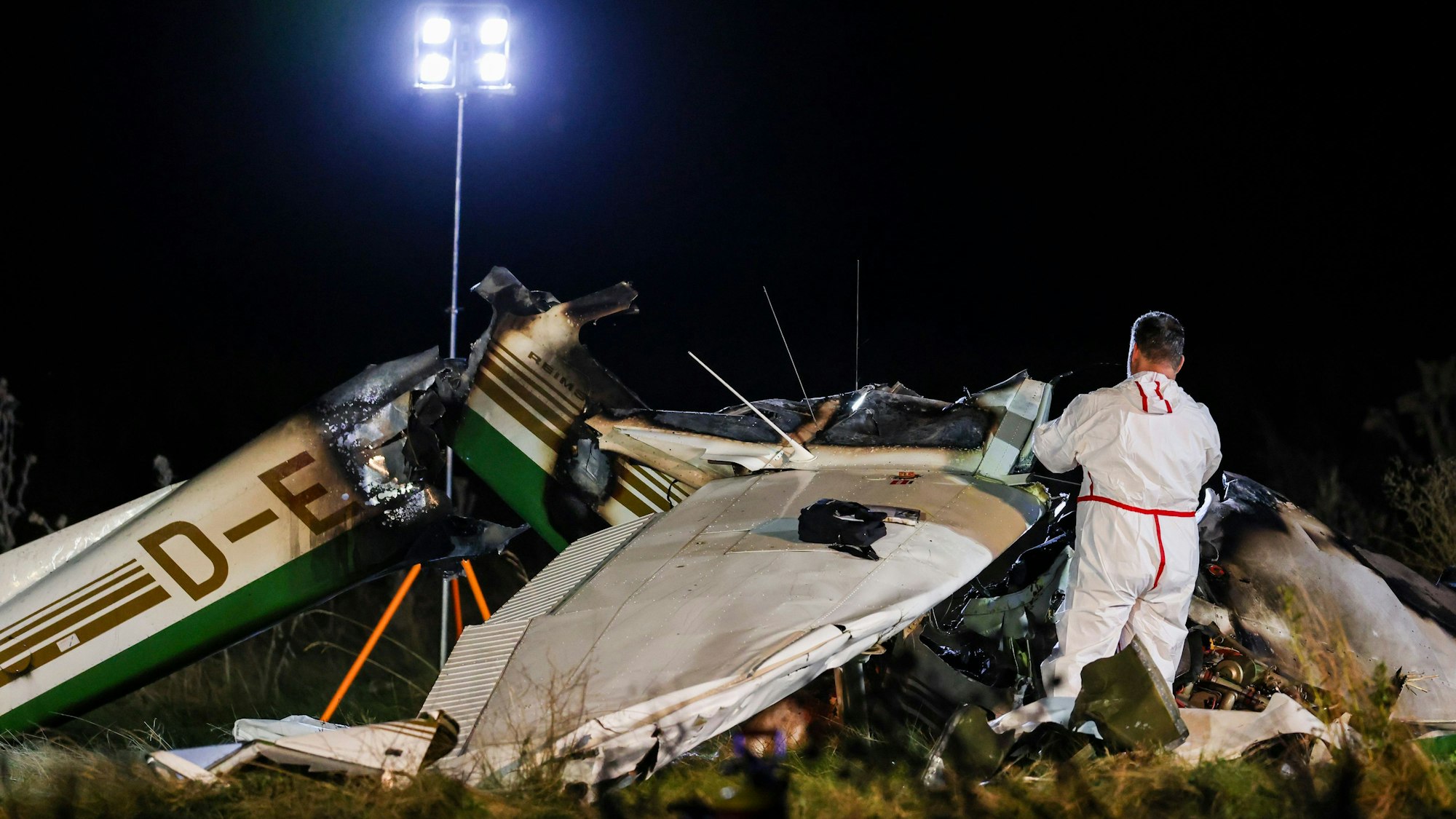 Das Wrack eines Kleinflugzeuges ist nach dem Absturz auf dem Gelände nahe des Flugplatzes in Bad Sassendorf zu sehen.