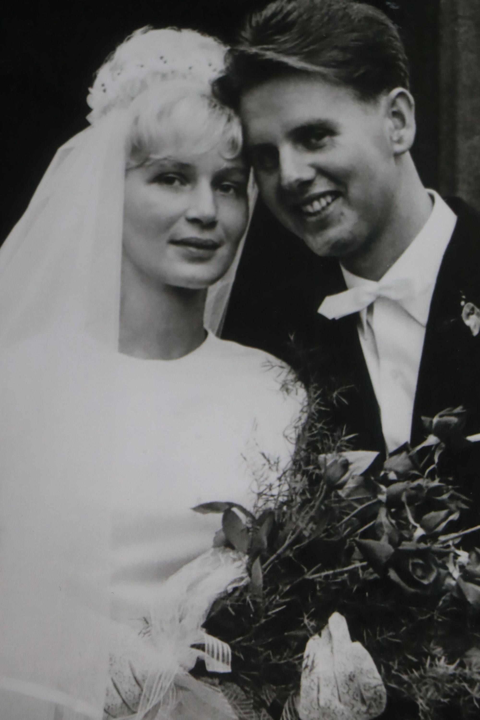 Auf dem Bild ist das Jubelpaar bei seiner Hochzeit zu sehen.