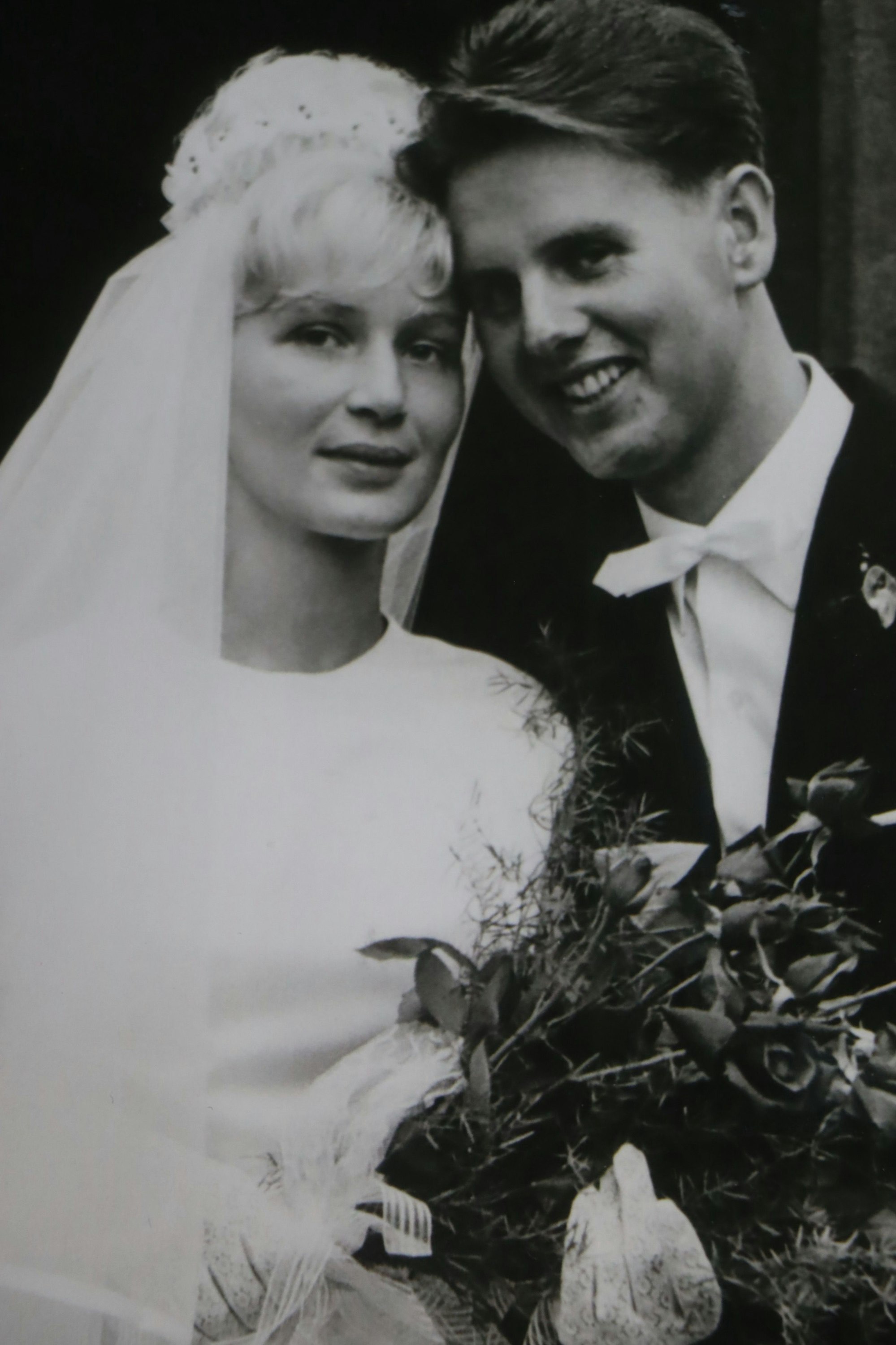 Auf dem Bild ist das Jubelpaar bei seiner Hochzeit zu sehen.