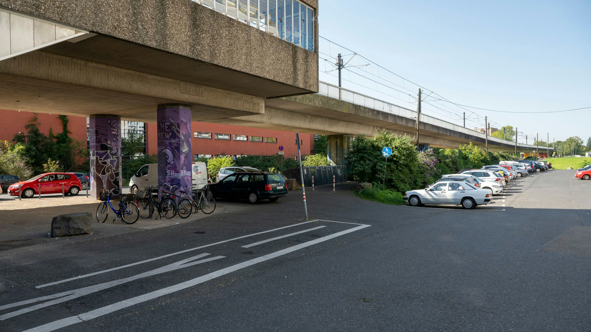 Die Hochbahn in Nippes zwischen der Neusser und der Merheimer Straße. Die Fläche unter der Hochbahn in Nippes soll zu einem Park umgestaltet werden.