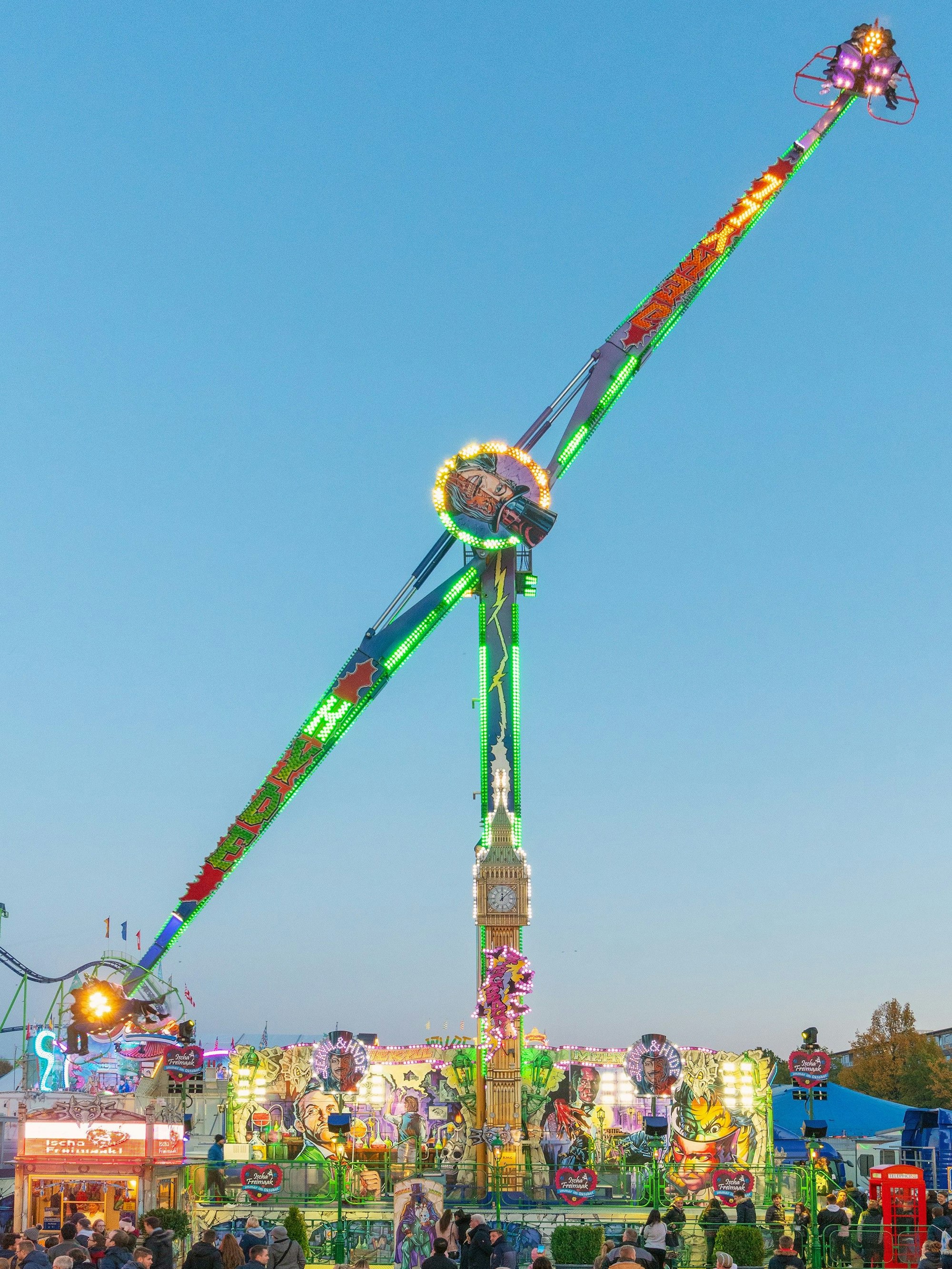 Ein Fahrgeschäft mit zwei Armen und zwei Gondeln.