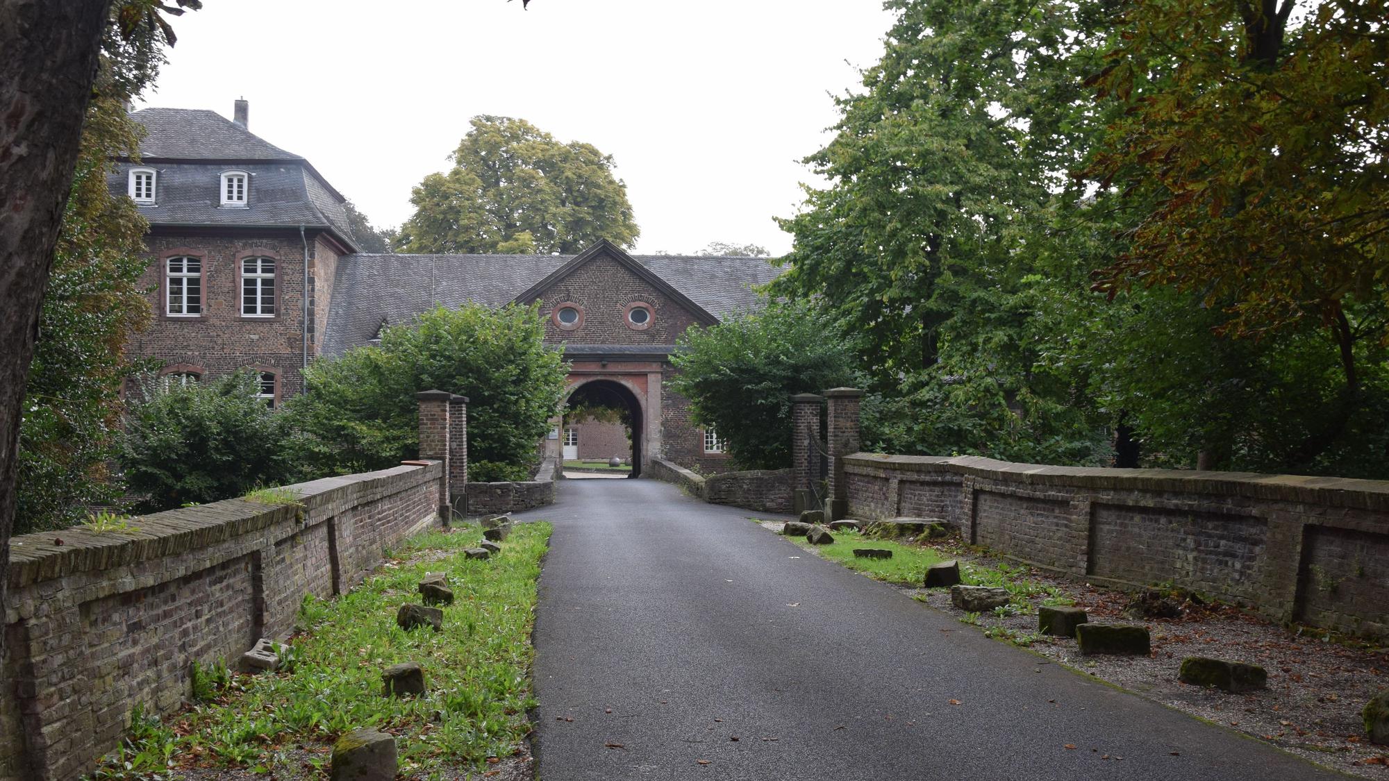Einfahrt zum Schloss Wahn