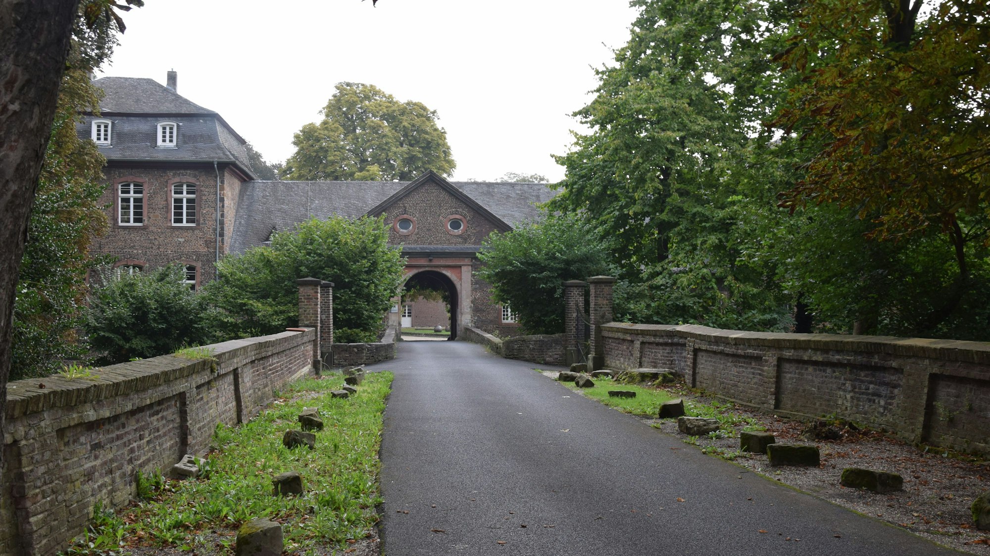 Einfahrt zum Schloss Wahn