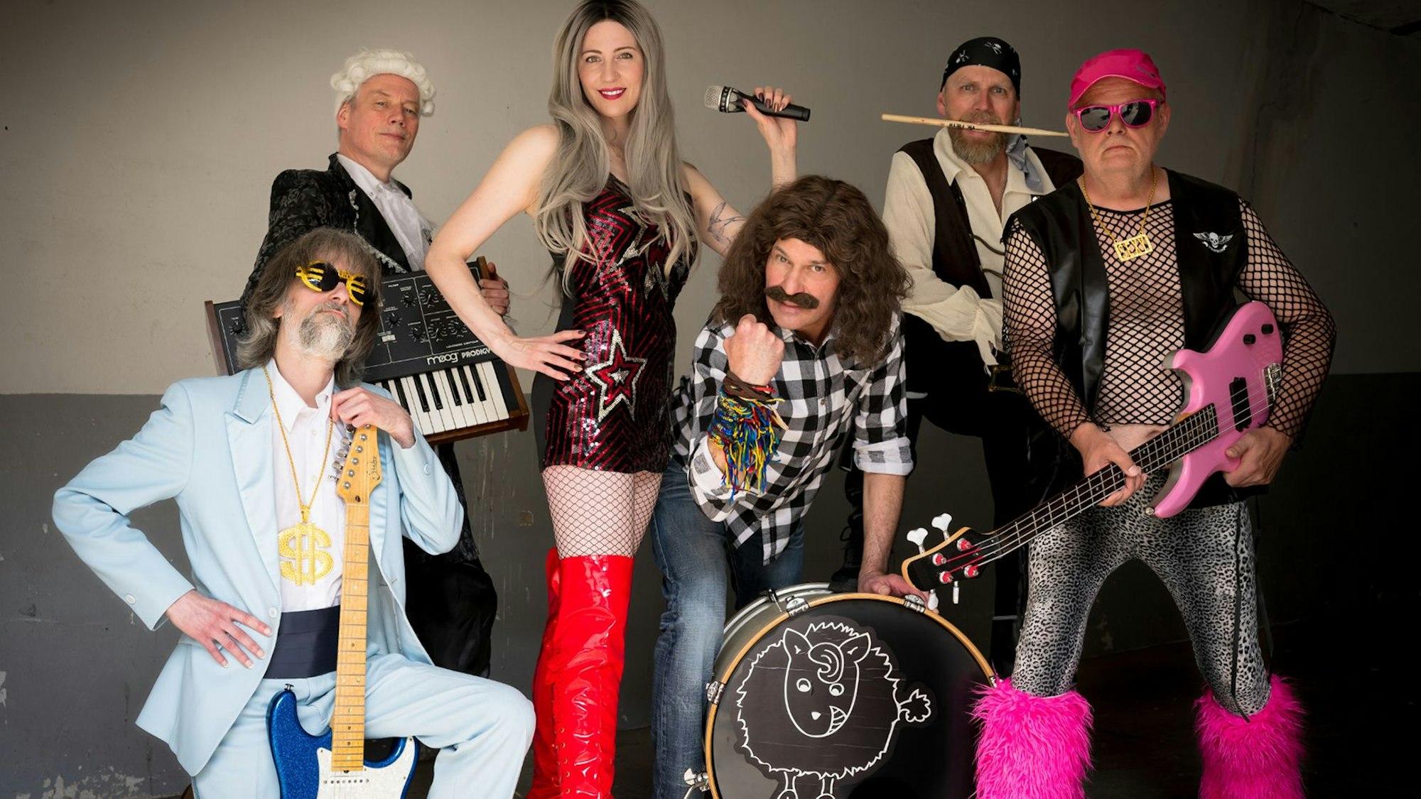 Die Band „Wolle Pur“ präsentiert sich in schrillen Outfits.