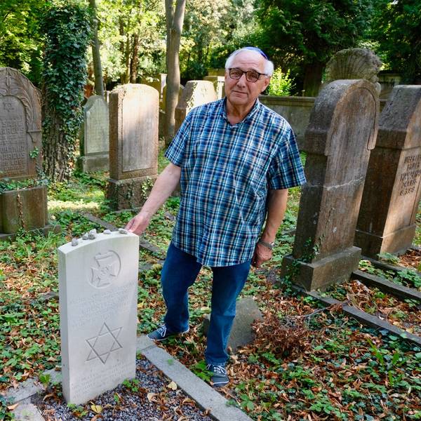 Benzion Wieber bei den Soldatengräbern auf dem jüdischen Friedhof in Bocklemünd.