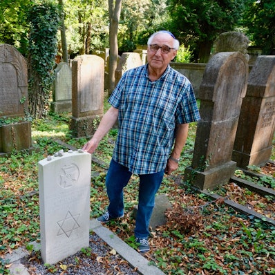Benzion Wieber bei den Soldatengräbern auf dem jüdischen Friedhof in Bocklemünd.