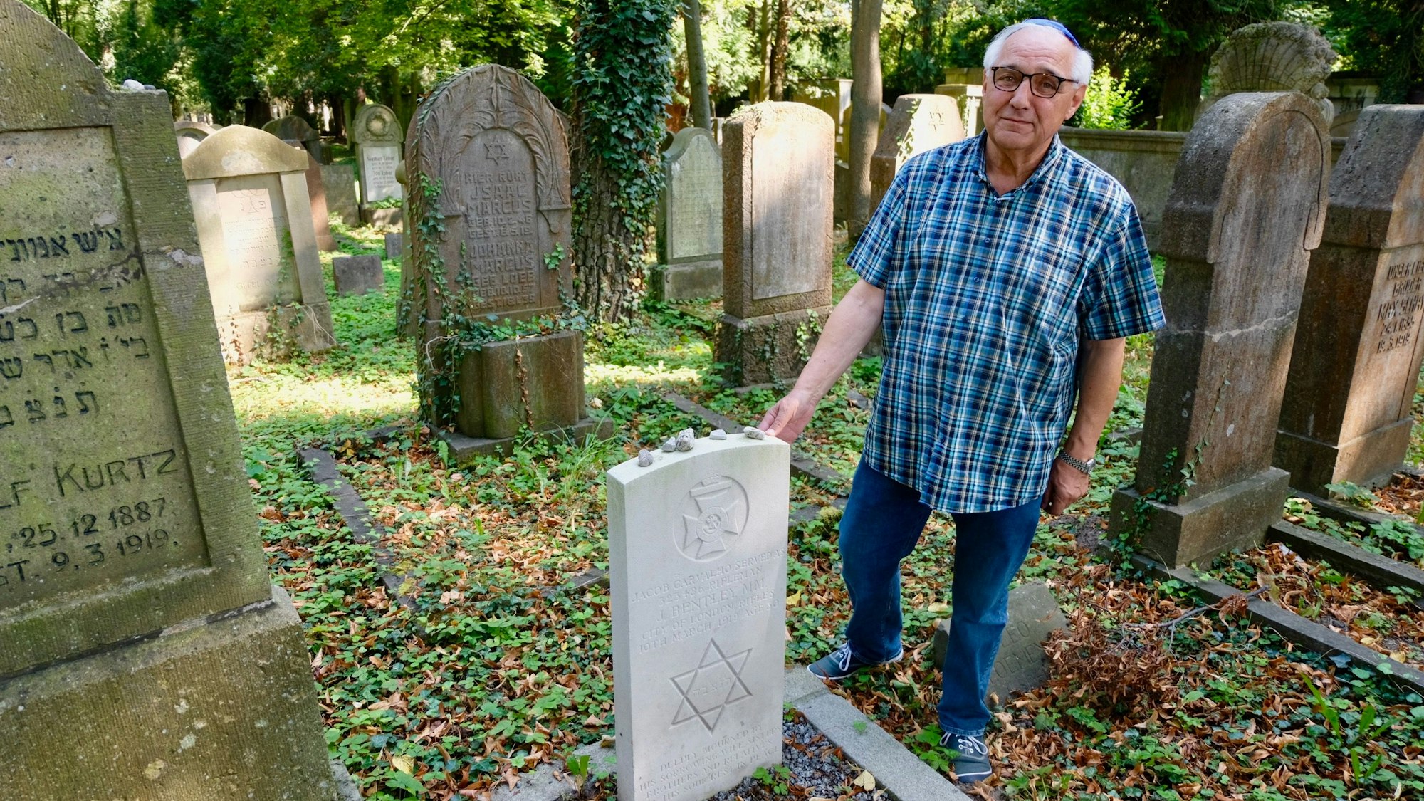 Benzion Wieber bei den Soldatengräbern auf dem jüdischen Friedhof in Bocklemünd.