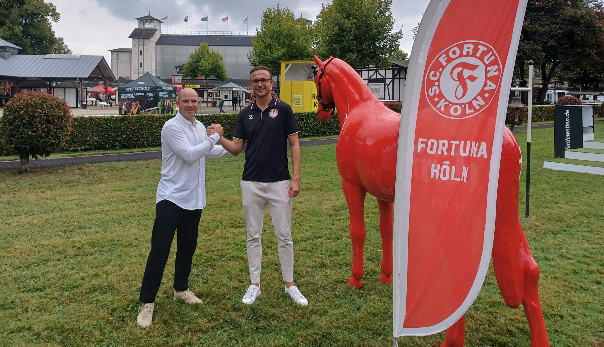 Philipp Hein, Geschäftsführer des Kölner Renn-Vereins, und Niklas Müller, Geschäftsführer vom SC Fortuna Köln, besiegelten am Freitag im Rahmen des After-Work-Renntags in Weidenpesch die Zusammenarbeit.