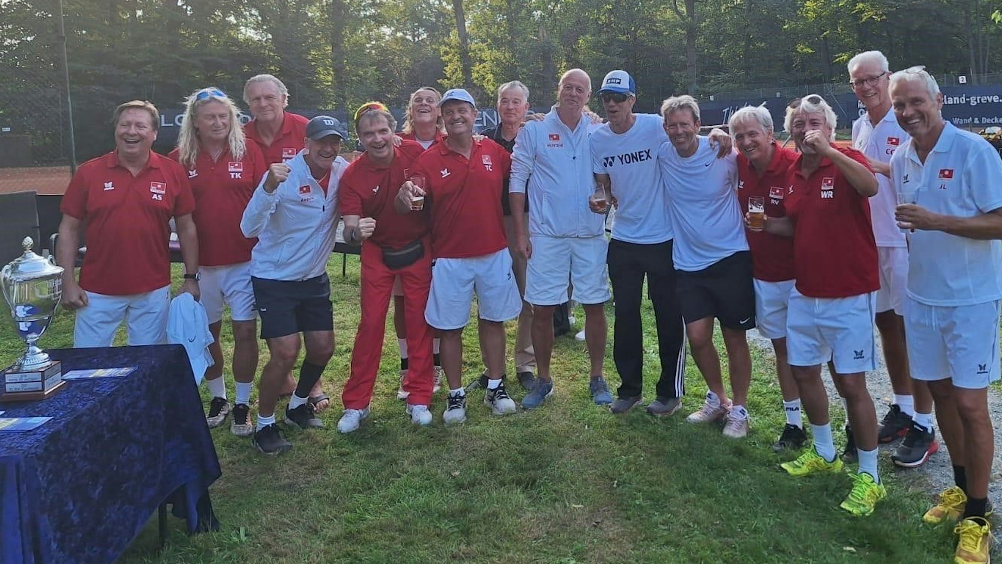 Die Herren 60 von RW Hangelar sind deutscher Vereinsmeister mit einem 5:4 gegen den THC Neunmünster.