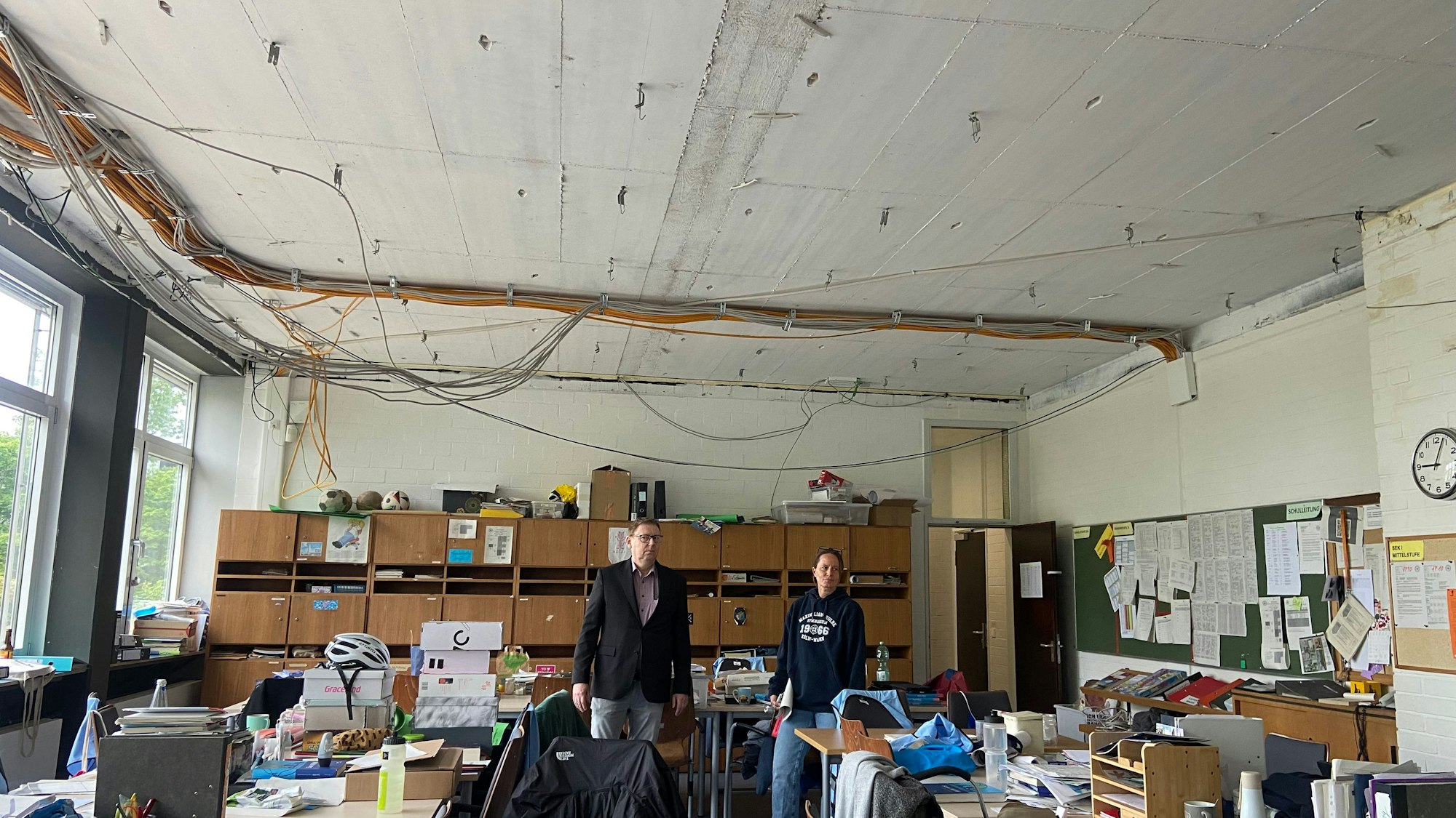 Zu sehen ist das Lehrerzimmer des Wahner Gymnasiums.