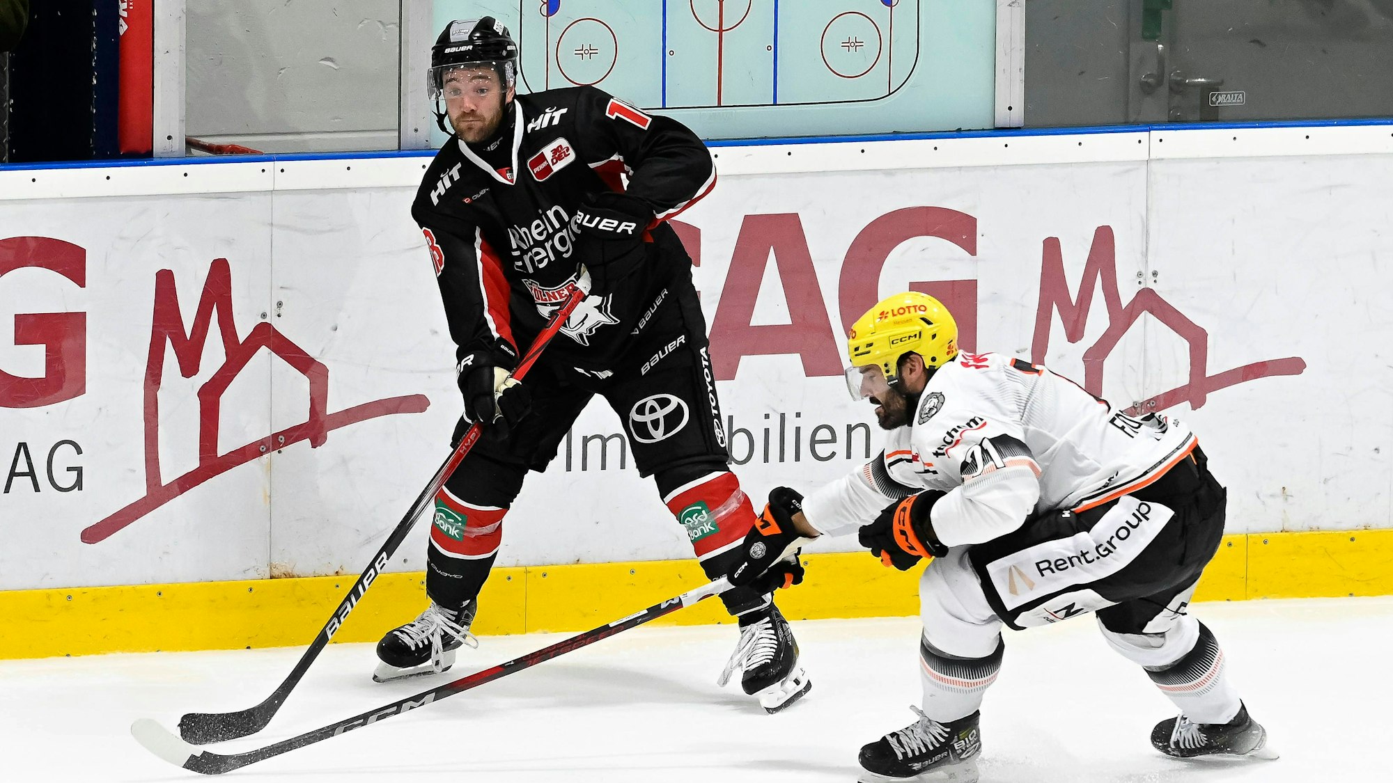 Testspiel Kölner Haie vs Löwen Frankfurt: Kölns Josh Currie gegen Frankfurts Linus Fröberg.