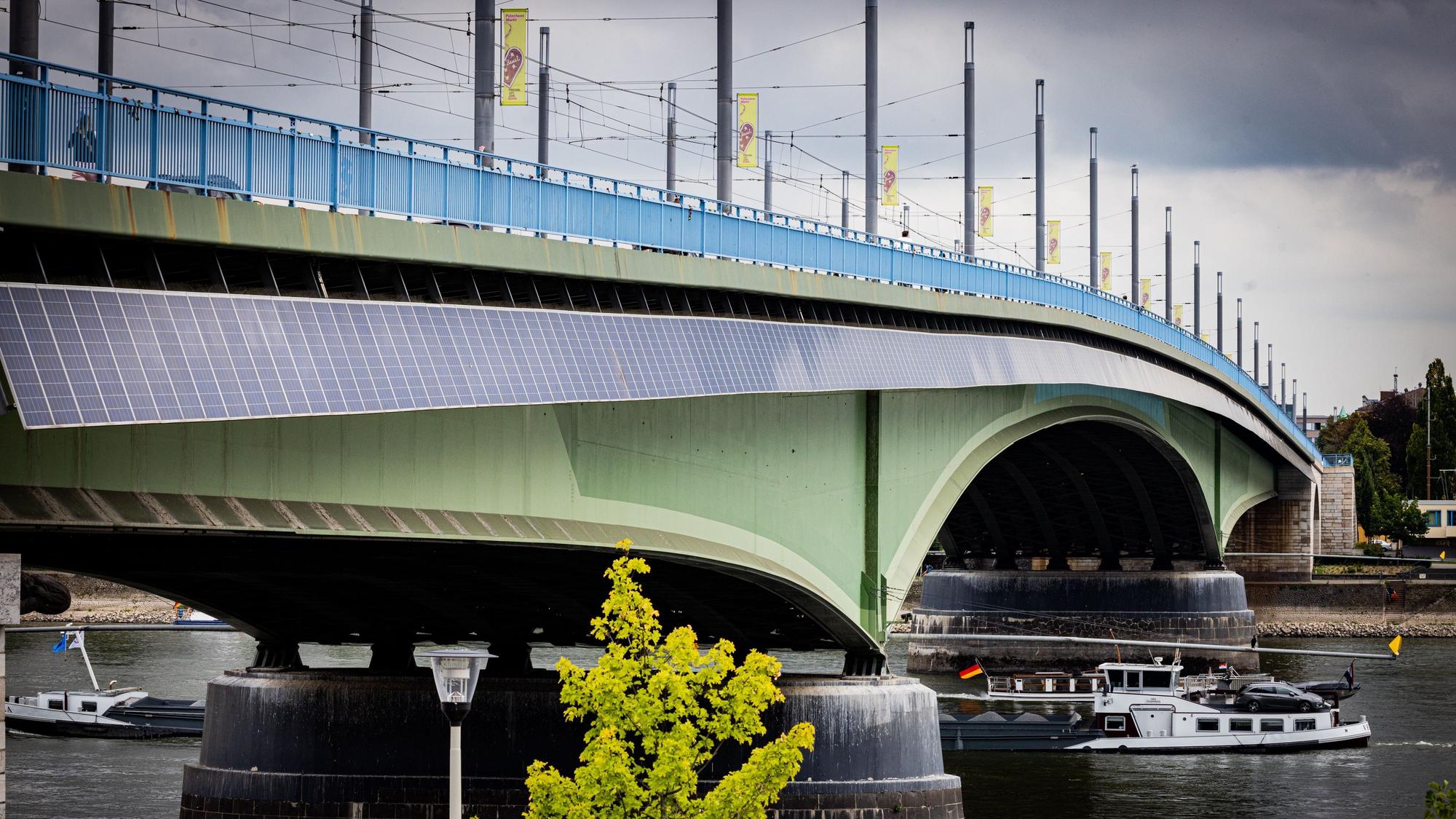 Solaranlage an der südlichen Seite der Kennedybrücke Bonn Foto:Meike Böschemeyer