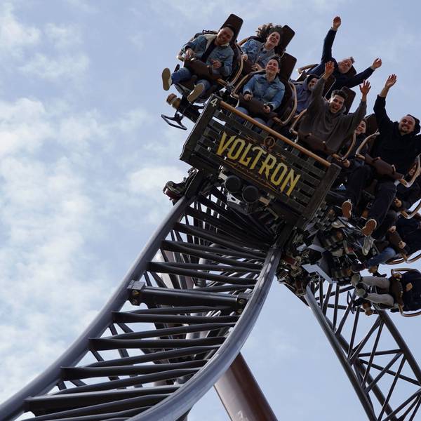 Menschen sitzen in der neuen Voltron-Achterbahn des Europa-Parks.